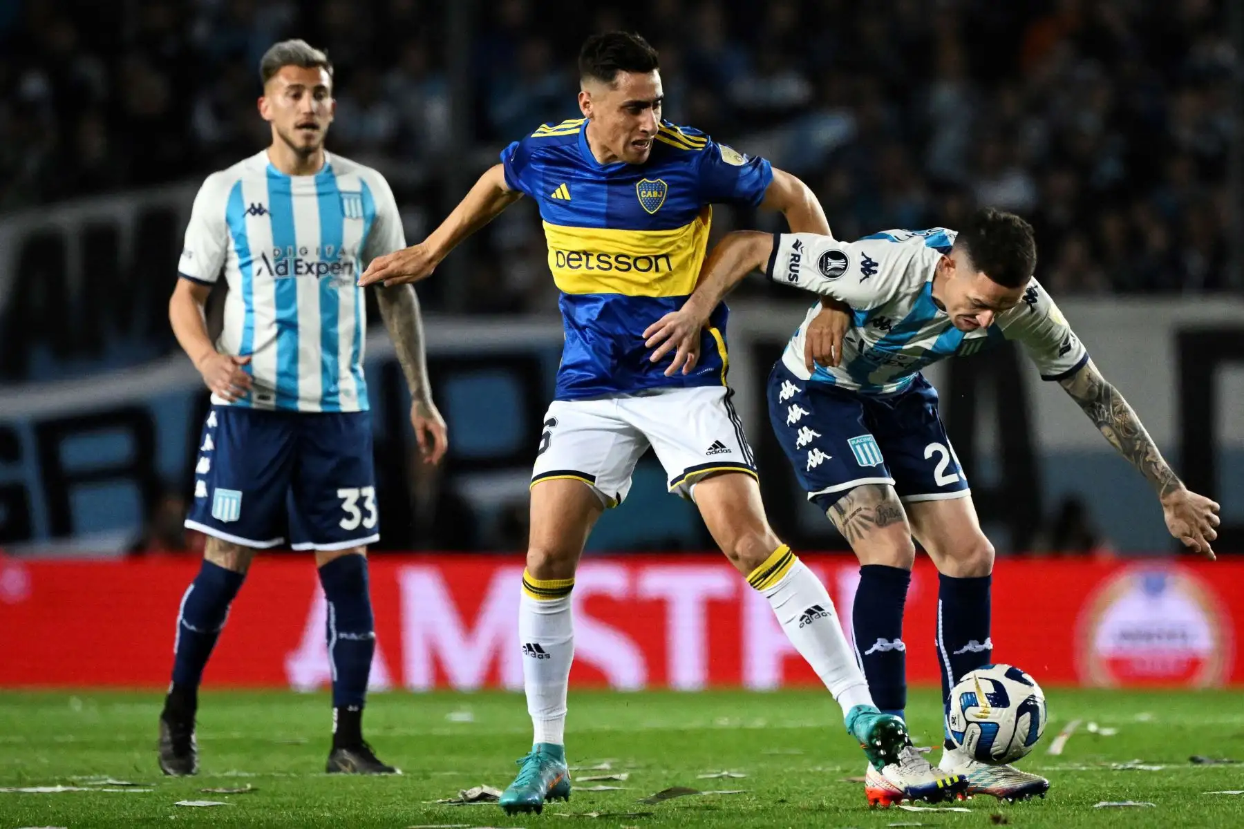 El mediocampista de Racing Aníbal Moreno y el delantero uruguayo de Boca Juniors Miguel Merentiel luchan por el balón durante el partido de fútbol de segunda vuelta de los cuartos de final de la Copa Libertadores Argentina entre Racing Club y Boca Juniors. Foto:ANDINA/ AFP