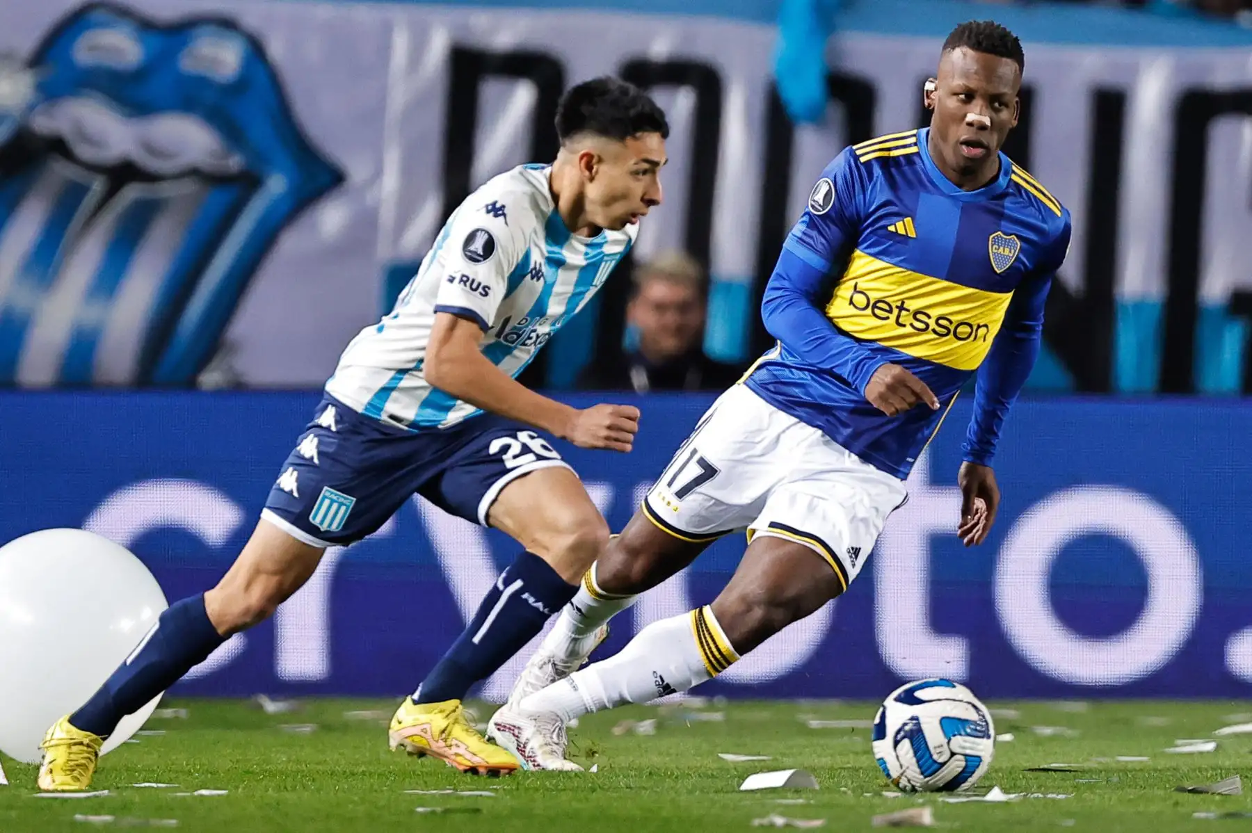 Axel Agustín Ojeda  de Racing disputa el balón con Luis Advíncula de Boca hoy, en un partido de los cuartos de final de la Copa Libertadores entre Racing y Boca Juniors en el Estadio Presidente Perón en Buenos Aires (Argentina). Foto:ANDINA/ EFE