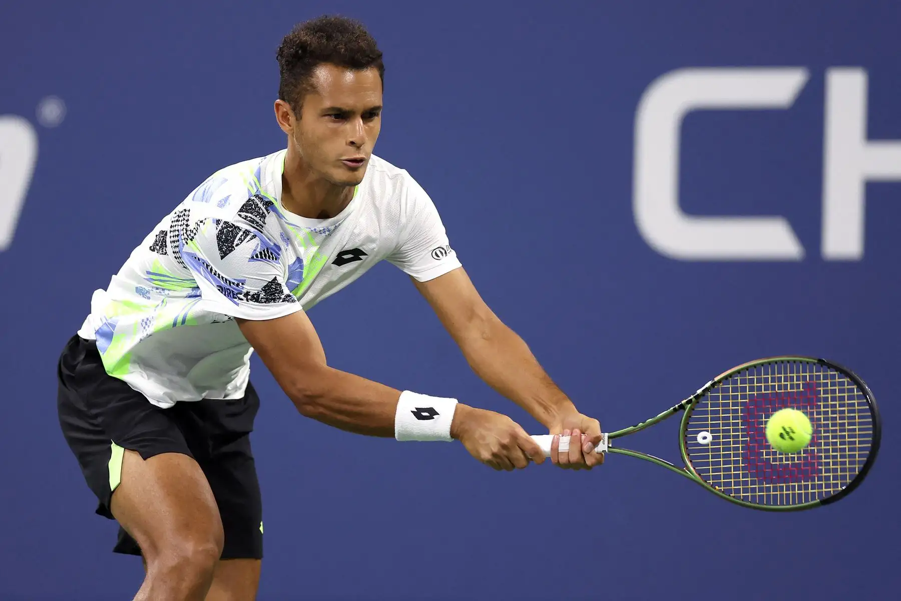 Juan Pablo Varillas de Perú devuelve un tiro contra Taylor Fritz de los Estados Unidos durante su partido de segunda ronda de individuales masculinos el tercer día del Abierto de Estados Unidos 2023 en el Centro Nacional de Tenis Billie Jean King de la USTA, distrito de Queens en la ciudad de Nueva York. Foto:ANDINA/ AFP