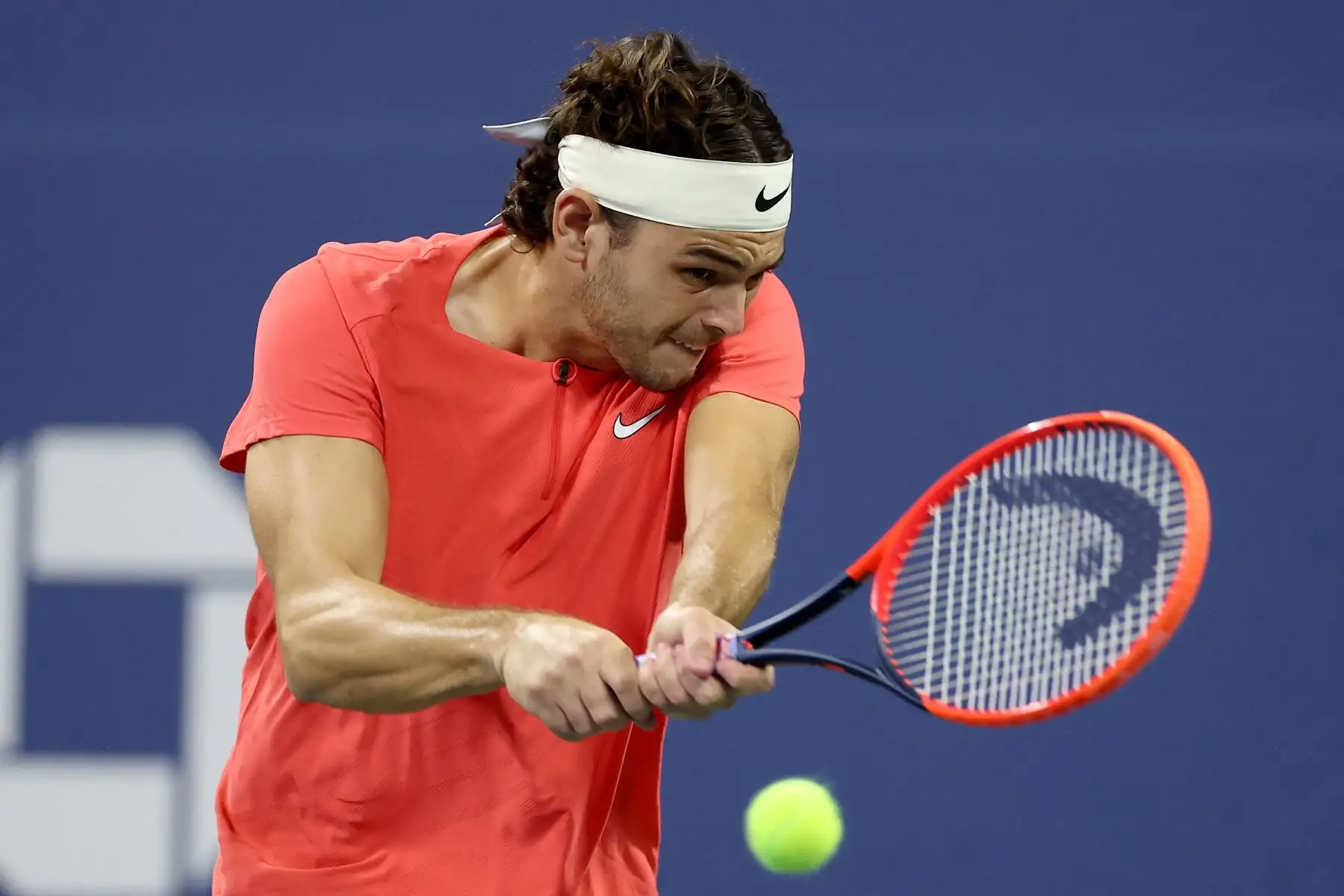 Taylor Fritz de Estados Unidos devuelve un tiro contra Juan Pablo Varillas de Perú durante su partido de segunda ronda de individuales masculinos el tercer día del Abierto de Estados Unidos de 2023 en el Centro Nacional de Tenis Billie Jean King de la USTA en distrito de Queens en la ciudad de Nueva York.Foto:ANDINA/ AFP