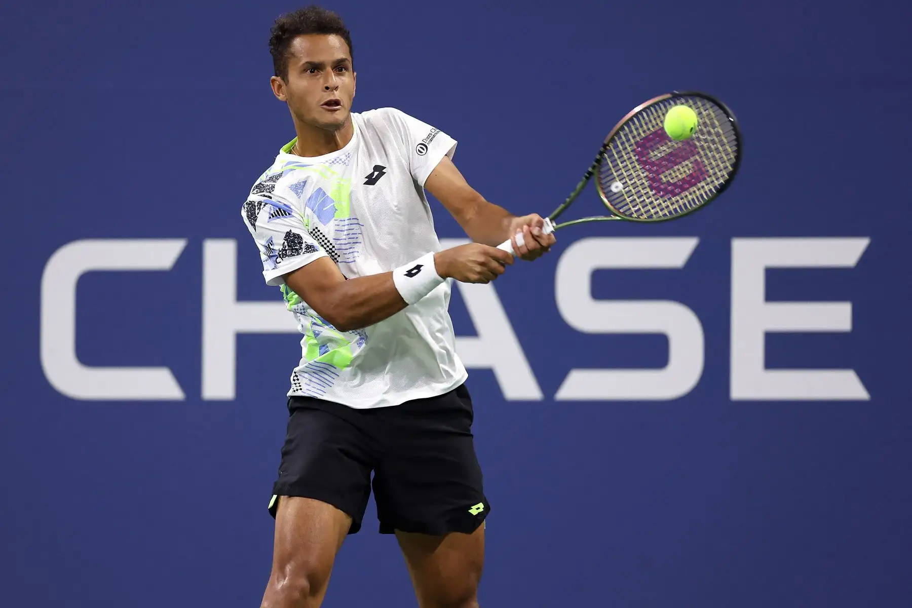 Juan Pablo Varillas de Perú devuelve un tiro contra Taylor Fritz de los Estados Unidos durante su partido de segunda ronda de individuales masculinos el tercer día del Abierto de Estados Unidos 2023 en el Centro Nacional de Tenis Billie Jean King de la USTA en distrito de Queens en la ciudad de Nueva York. Foto:ANDINA/ AFP