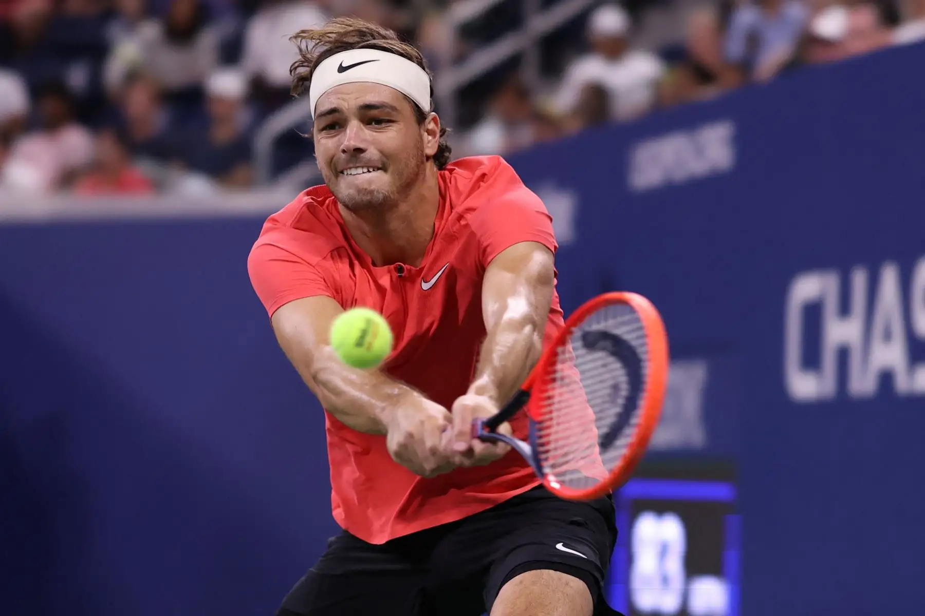 Taylor Fritz de Estados Unidos devuelve un tiro contra Juan Pablo Varillas de Perú durante su partido de segunda ronda de individuales masculinos el tercer día del Abierto de Estados Unidos de 2023 en el Centro Nacional de Tenis Billie Jean King de la USTA en distrito de Queens en la ciudad de Nueva York. Foto: ANDINA/AFP