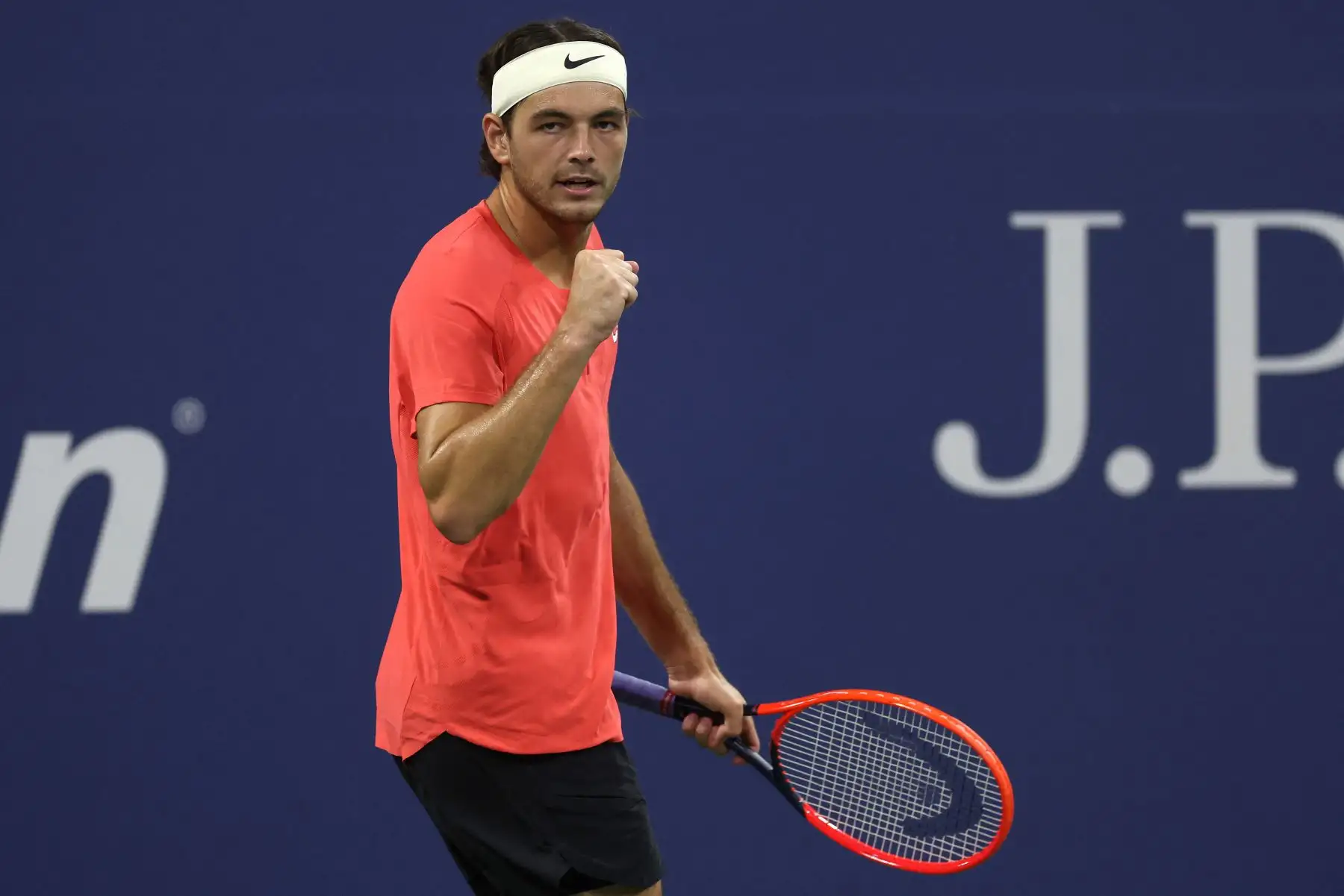 Taylor Fritz de Estados Unidos celebra un punto contra Juan Pablo Varillas de Perú durante su partido de segunda ronda de individuales masculinos el tercer día del Abierto de Estados Unidos de 2023 en el Centro Nacional de Tenis Billie Jean King de la USTA en distrito de Queens en la ciudad de Nueva York. Foto: ANDINA/AFP