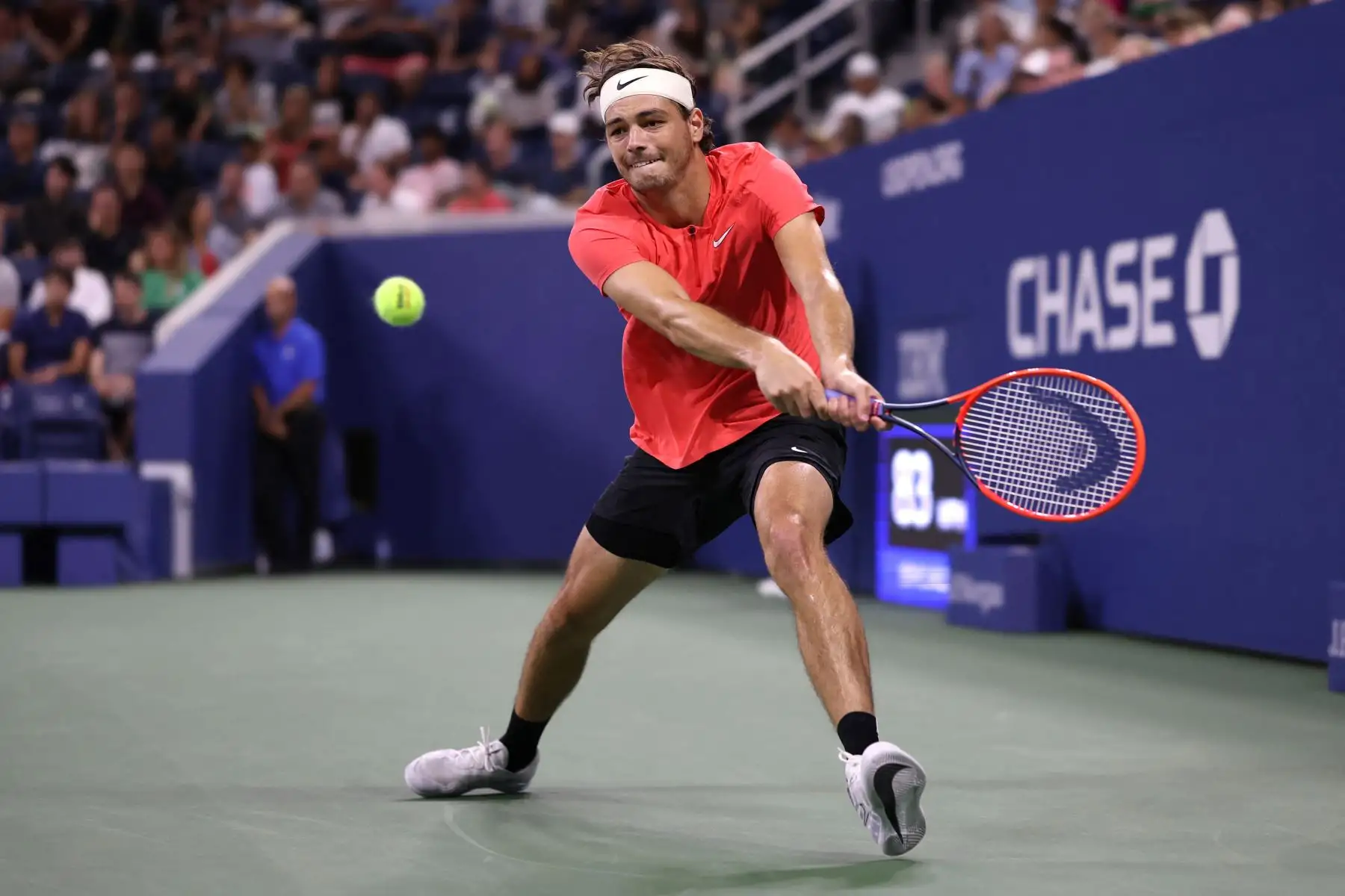Taylor Fritz de Estados Unidos devuelve un tiro contra Juan Pablo Varillas de Perú durante su partido de segunda ronda de individuales masculinos el tercer día del Abierto de Estados Unidos de 2023 en el Centro Nacional de Tenis Billie Jean King de la USTA en distrito de Queens en la ciudad de Nueva York. Foto:ANDINA/AFP
