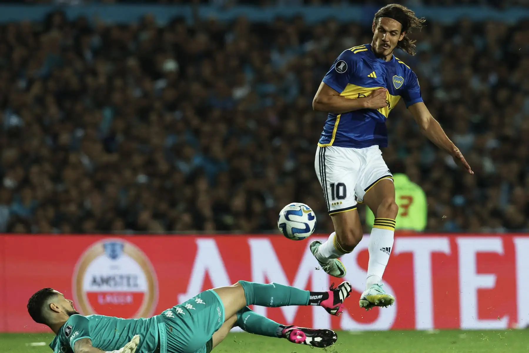 El delantero uruguayo de Boca Juniors, Edinson Cavani, y el portero chileno de Racing, Gabriel Arias, pelean por el balón durante el partido de vuelta de los cuartos de final de la Copa Libertadores Argentina entre Racing Club y Boca Juniors. Foto:ANDINA/ AFP