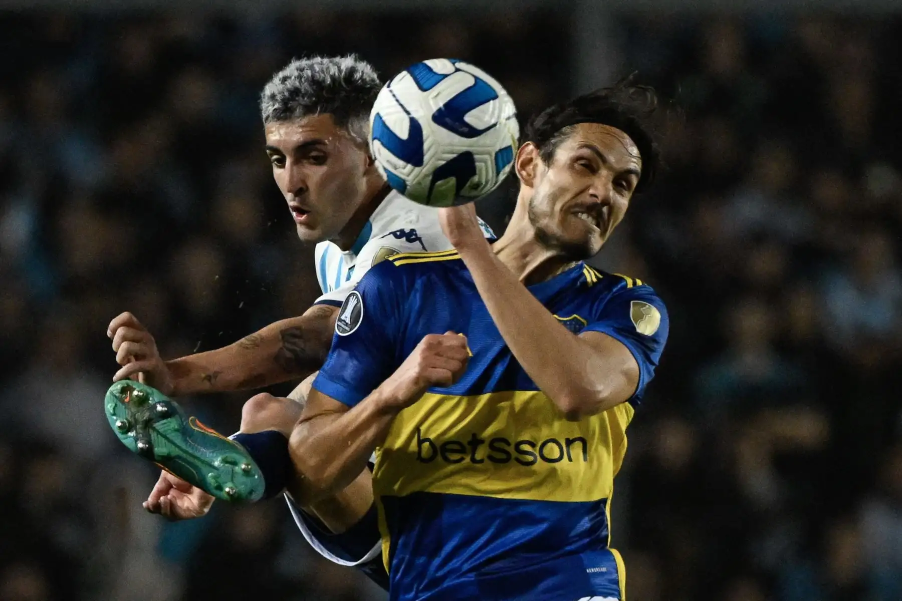 El defensor uruguayo de Racing, Gastón Martinera , y el delantero uruguayo de Boca Juniors, Edinson Cavani, luchan por el balón durante el partido de vuelta de los cuartos de final de la Copa Libertadores Argentina entre Racing Club y Boca Juniors. Foto:ANDINA/ AFP