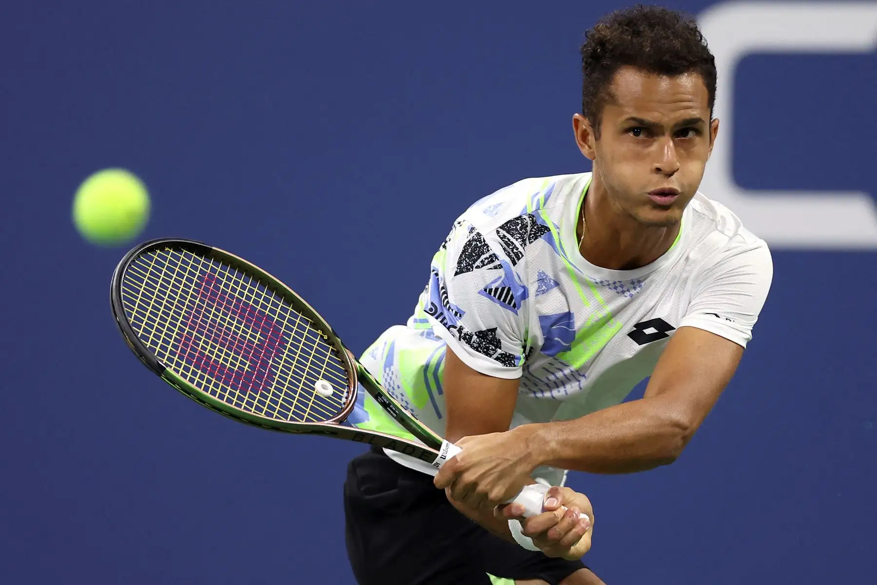Juan Pablo Varillas de Perú devuelve un tiro contra Taylor Fritz de los Estados Unidos durante su partido de segunda ronda de individuales masculinos el tercer día del Abierto de Estados Unidos 2023 en el Centro Nacional de Tenis Billie Jean King de la USTA en distrito de Queens en la ciudad de Nueva York. Foto:ANDINA/AFP
