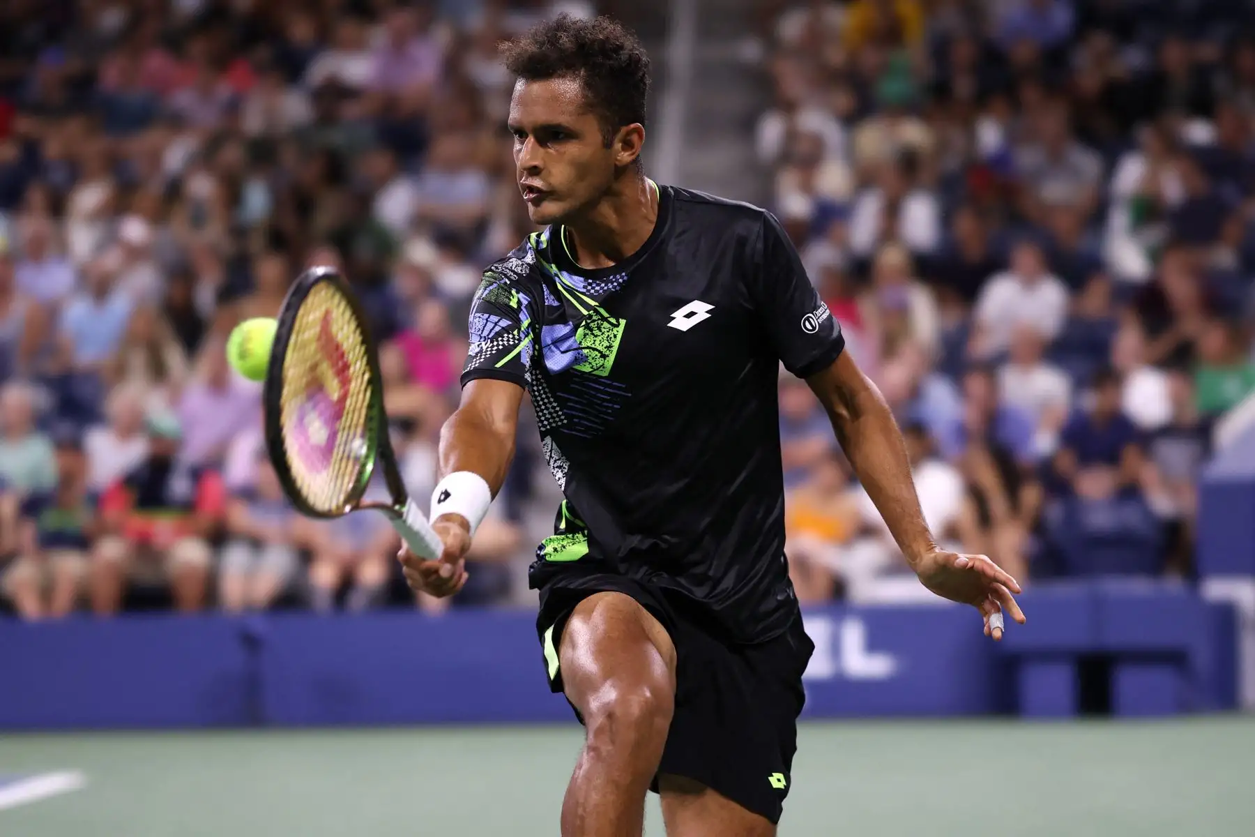 Juan Pablo Varillas de Perú devuelve un tiro contra Taylor Fritz de los Estados Unidos durante su partido de segunda ronda de individuales masculinos el tercer día del Abierto de Estados Unidos 2023 en el Centro Nacional de Tenis Billie Jean King de la USTA en distrito de Queens en la ciudad de Nueva York. Foto:ANDINA/AFP