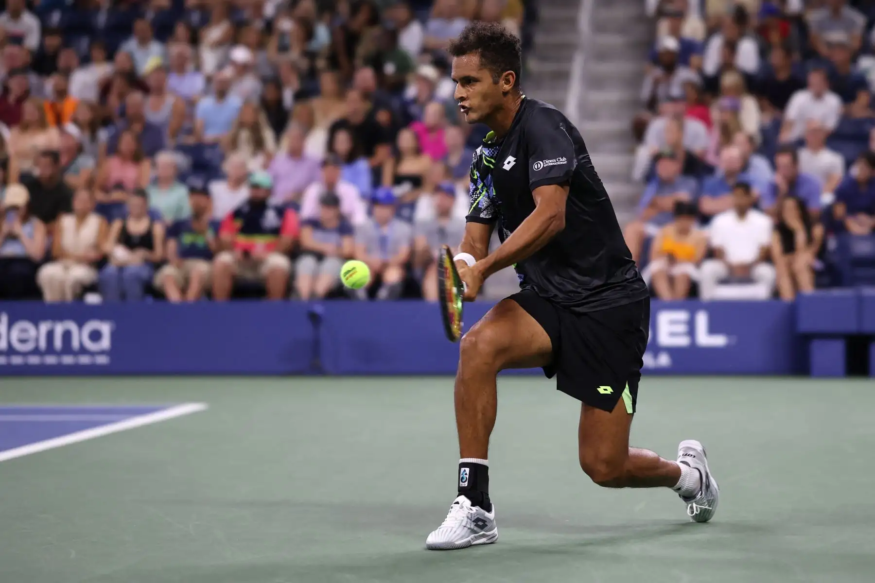Juan Pablo Varillas de Perú devuelve un tiro contra Taylor Fritz de los Estados Unidos durante su partido de segunda ronda de individuales masculinos el tercer día del Abierto de Estados Unidos 2023 en el Centro Nacional de Tenis Billie Jean King de la USTA en distrito de Queens en la ciudad de Nueva York. Foto.ANDINA/AFP