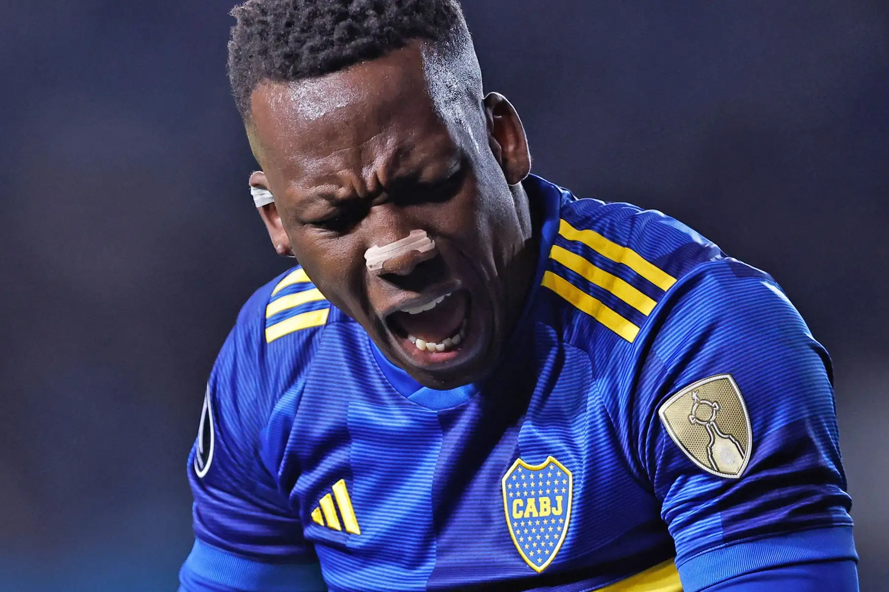 Luis Advíncula de Boca reacciona, en un partido de los cuartos de final de la Copa Libertadores entre Racing y Boca Juniors en el estadio Presidente Perón en Buenos Aires. Foto: EFE