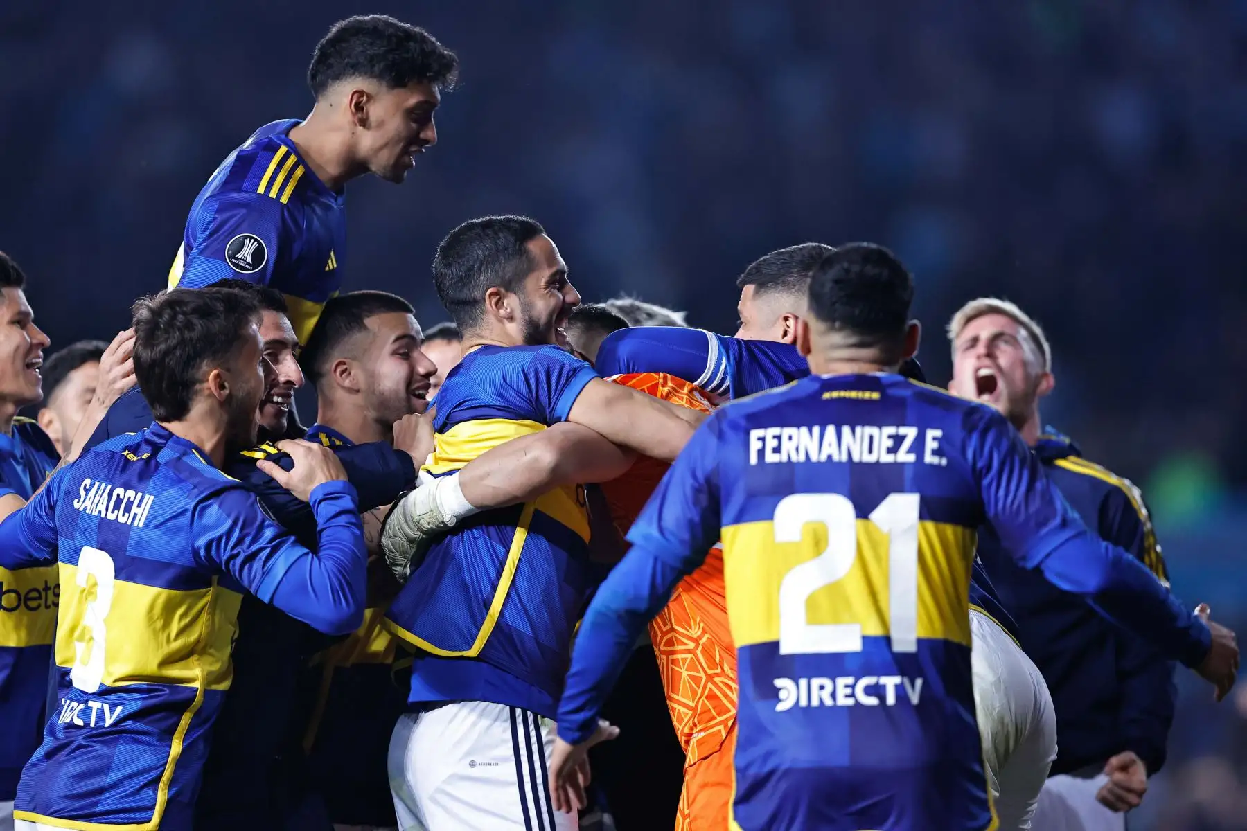 Jugadores de Boca celebran hoy, en un partido de los cuartos de final de la Copa Libertadores entre Racing y Boca Juniors en el estadio Presidente Perón en Buenos Aires (Argentina). Foto:ANDINA/ EFE