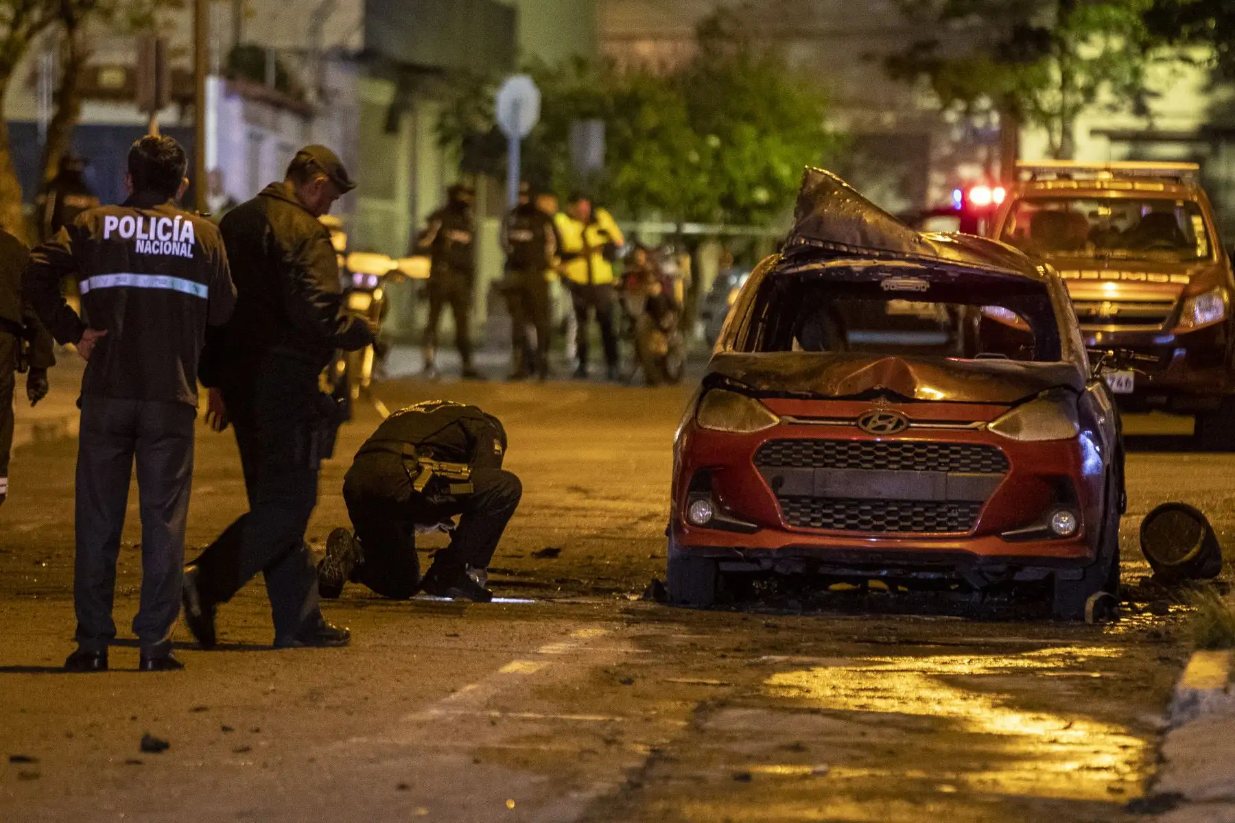 Autoridades resguardan la zona donde un vehículo resulto incendiado hoy en Quito (Ecuador). Un coche resultó incendiado y se escucharon al menos cuatro explosiones en una zona comercial de Quito, en un suceso que generó preocupación ante el clima de violencia que se vive en Ecuador. Foto: EFE