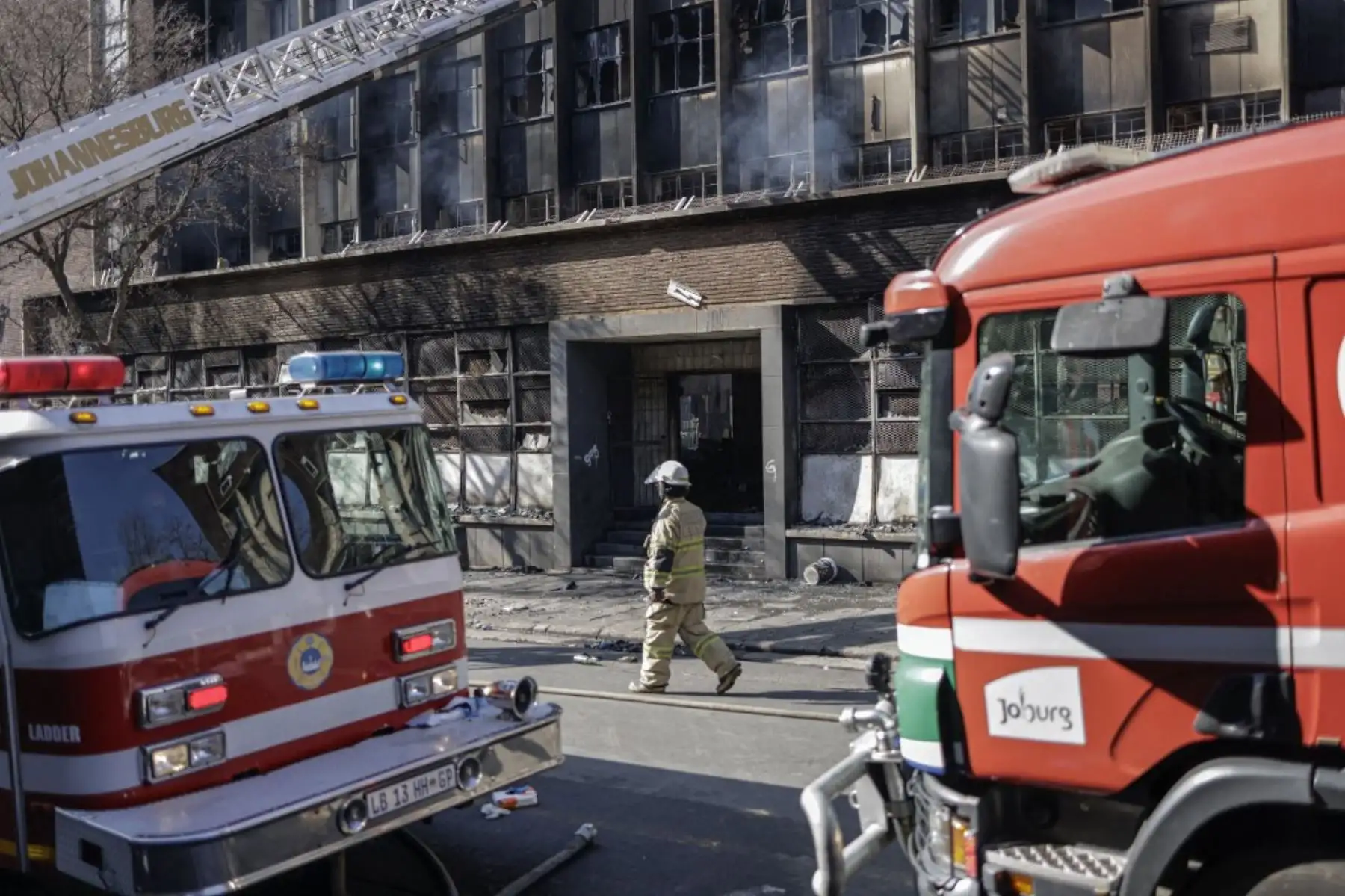 Un incendio devoró un edificio de cinco pisos en el centro de Johannesburgo. Foto: AFP