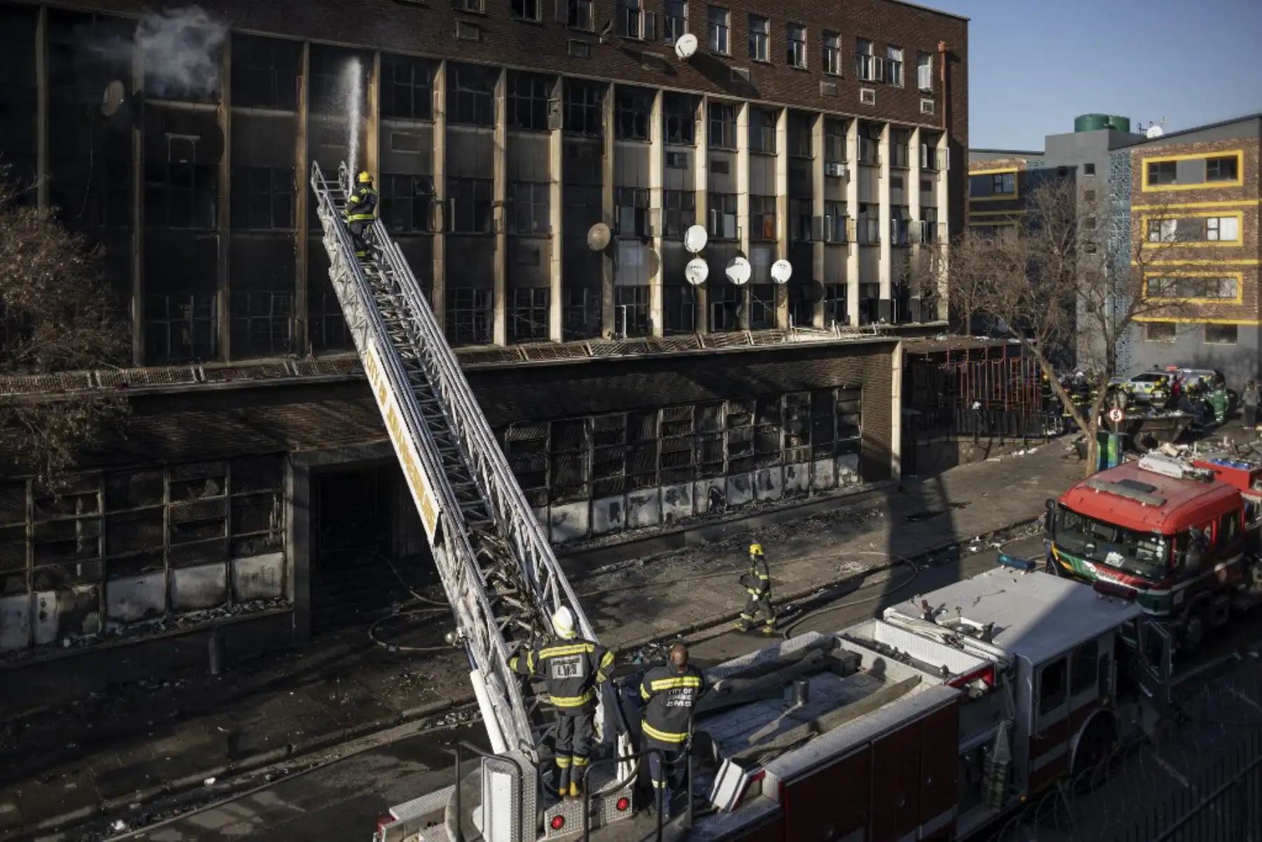 Un incendio devoró un edificio de cinco pisos en el centro de Johannesburgo. Foto: AFP