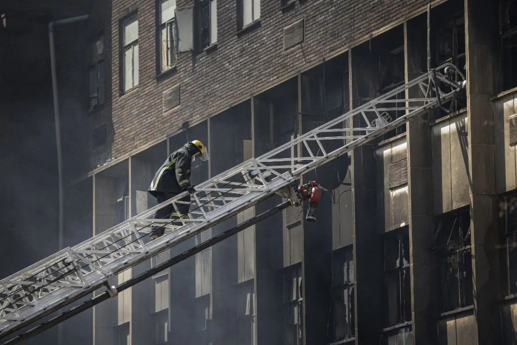Un incendio devoró un edificio de cinco pisos en el centro de Johannesburgo. Foto: AFP