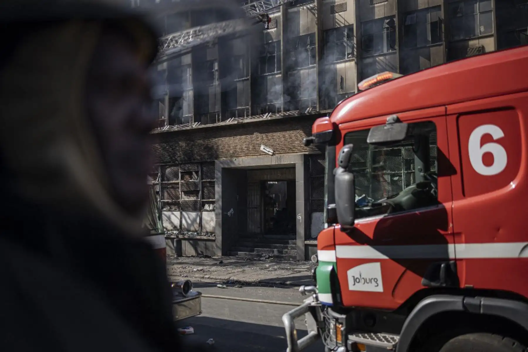 Un incendio devoró un edificio de cinco pisos en el centro de Johannesburgo. Foto: AFP