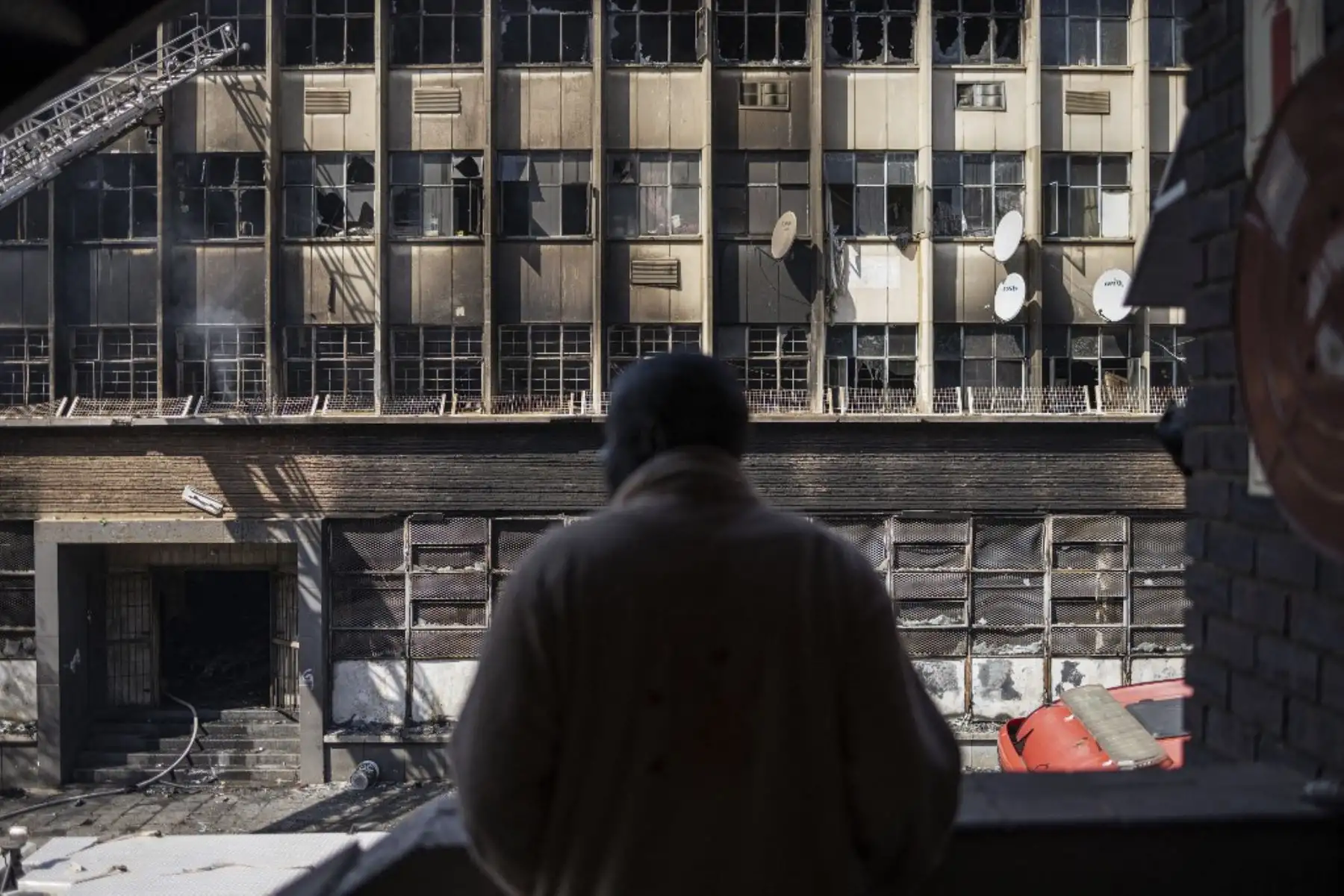 Un incendio devoró un edificio de cinco pisos en el centro de Johannesburgo. Foto: AFP