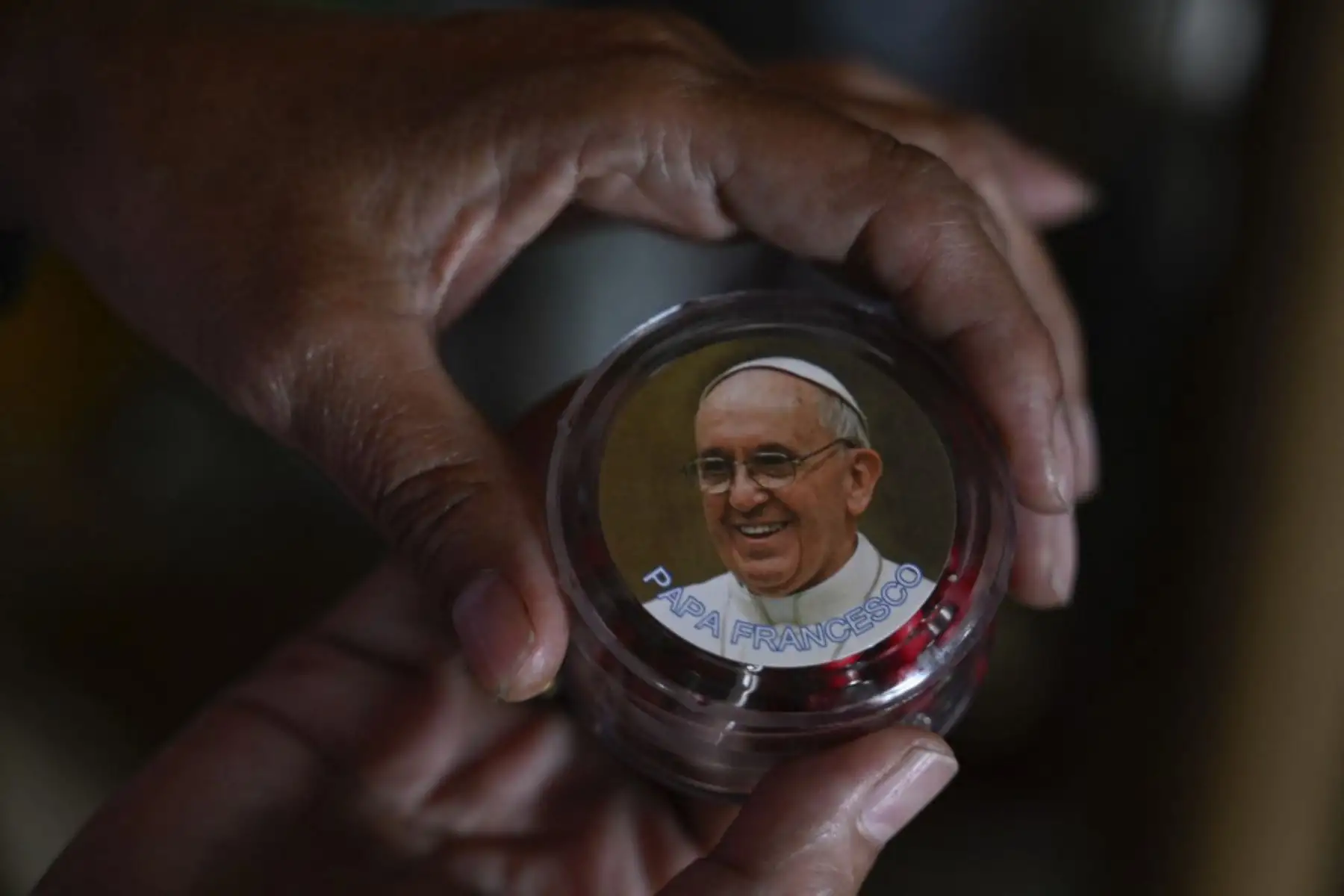 Otgontsetseg Dash-Onet, de 62 años, miembro de una familia católica, sostiene un recipiente con un rosario con la imagen del Papa Francisco, en su casa en Ulán Bator. El Papa Francisco visitará Mongolia y recorrerá la nación de mayoría budista. capital por invitación del gobierno esta semana, convirtiéndose en el primer pontífice en poner un pie allí. Foto: AFP