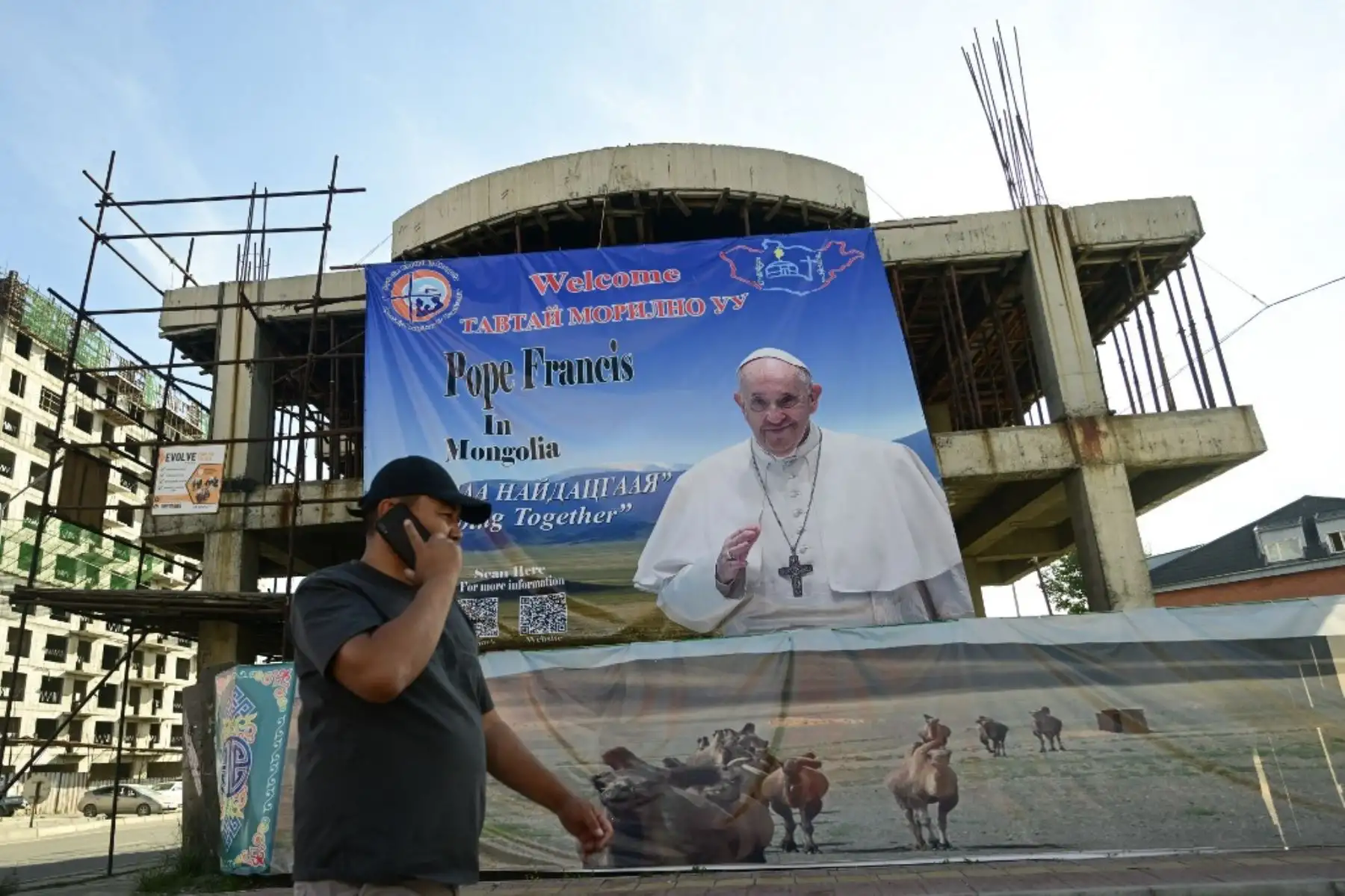 Mural del Papa Francisco en las afueras de Sts. Catedral católica de Pedro y Pablo en Ulán Bator. Foto: AFP