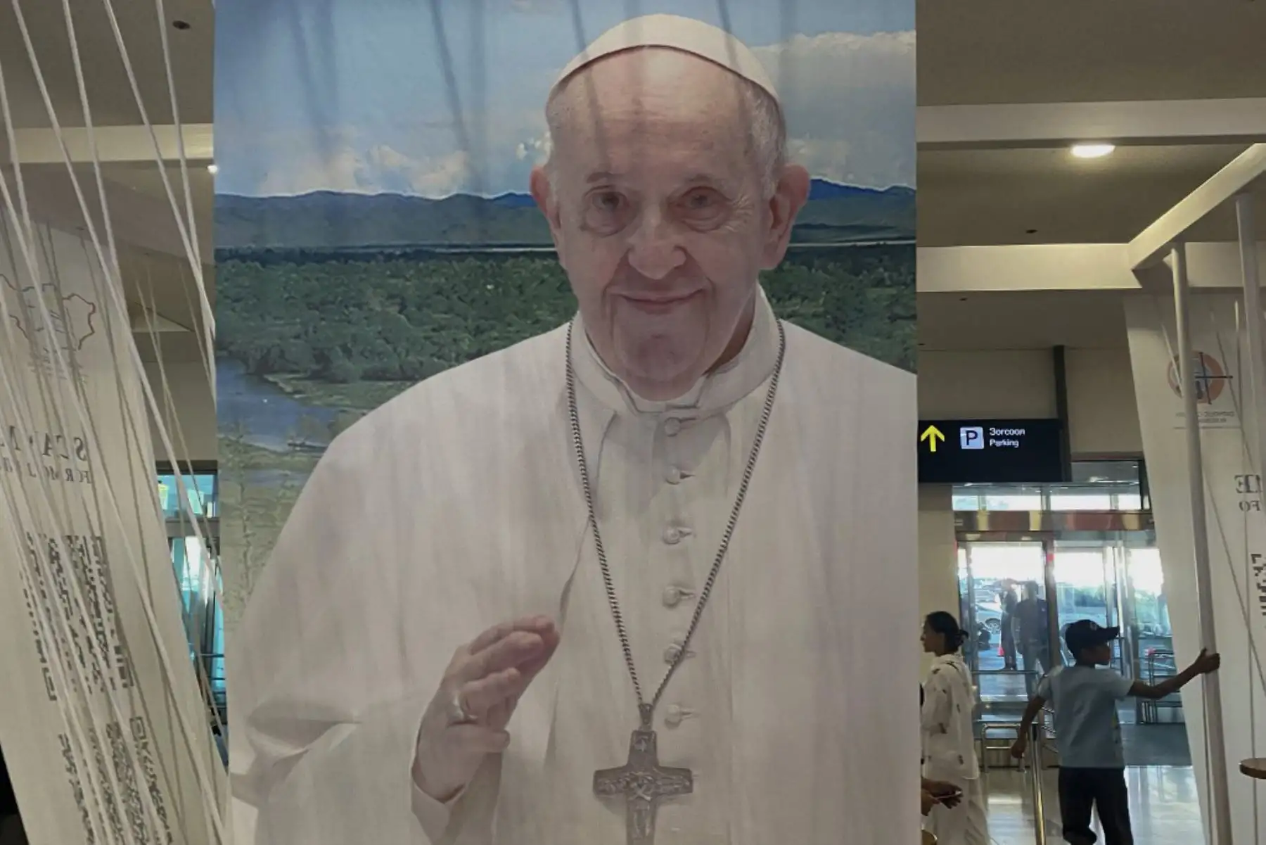 Un cartel de la próxima visita del Papa Francisco se exhibe en el aeropuerto de Ulán Bator, la capital de Mongolia. Foto: AFP