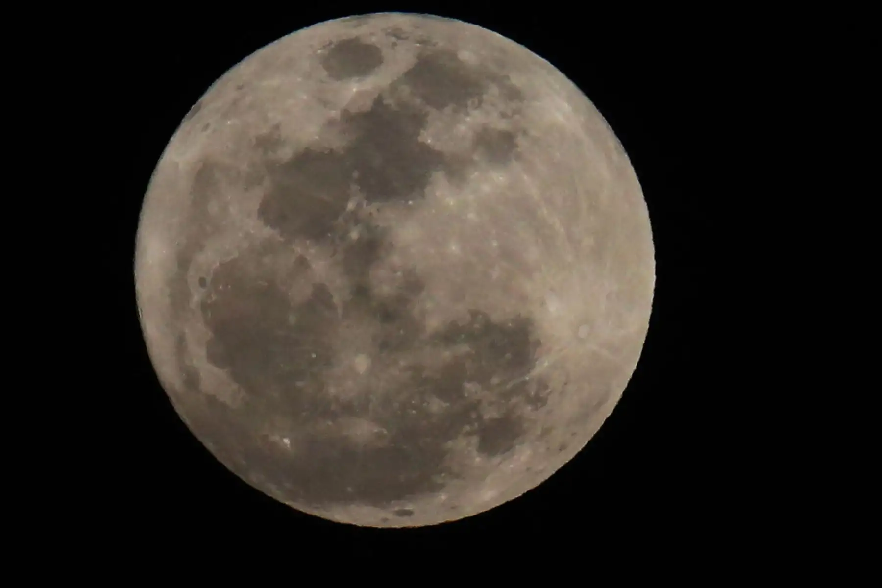Súper Luna vista desde una ladera en la ciudad de La Paz (Bolivia). Foto: EFE