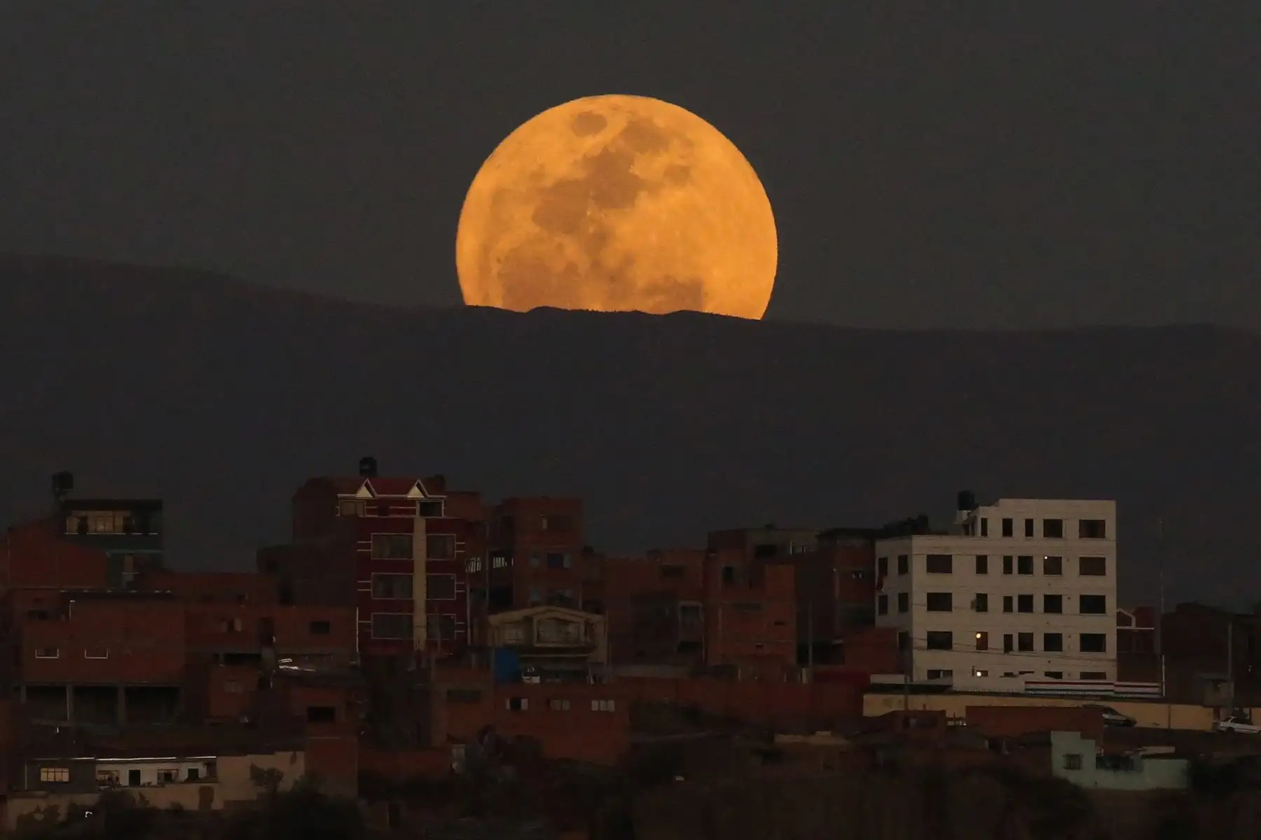 Súper Luna vista desde una ladera en la ciudad de La Paz (Bolivia). Foto: EFE