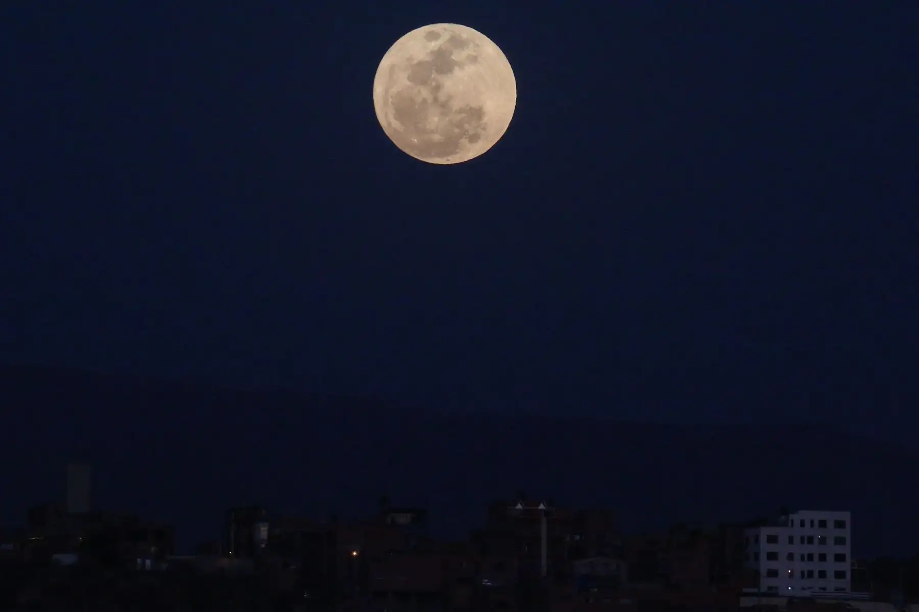 Súper Luna vista desde una ladera en la ciudad de La Paz (Bolivia). Foto: EFE