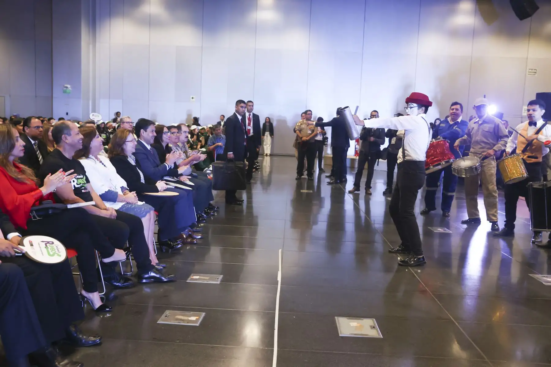La intervención preventiva desarrollará actividades deportivas, artísticas, lúdicas, así como orientación y consejería sobre los temas que el joven y adolescente desee plantear. Estas actividades están orientadas a generar capacidades como tolerancia, respeto, solidaridad, cooperación, inclusión y protección entre pares. 
 Foto: ANDINA/Prensa Presidencia