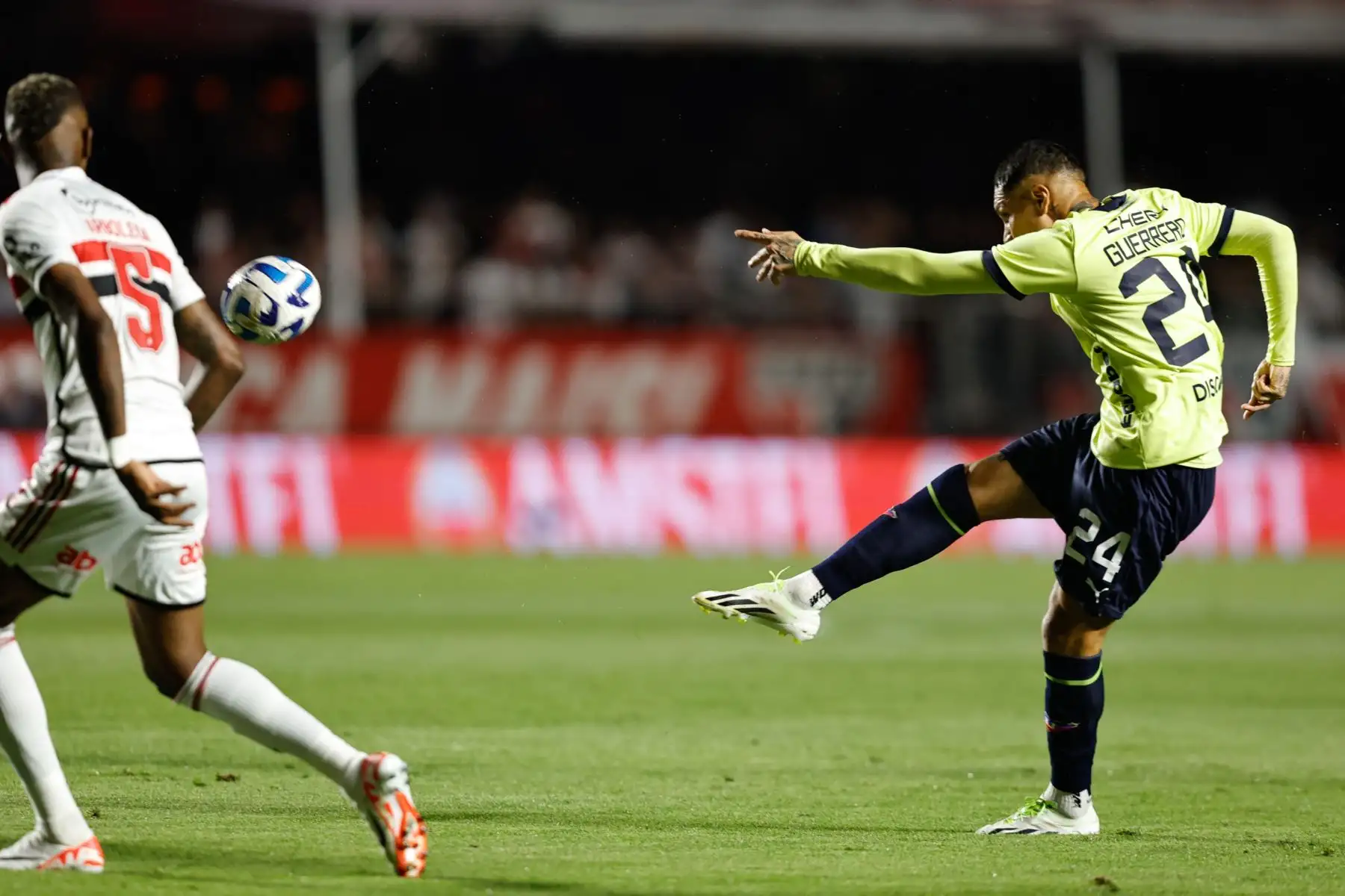 Paolo Guerrero comanda el ataque de Liga de Quito en el partido con Sao Paulo. Foto: EFE.