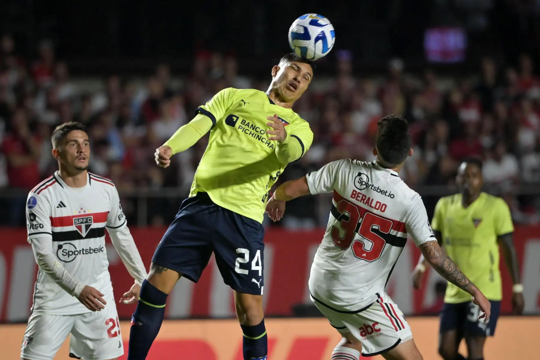 El delantero peruano de la Liga de Quito, Paolo Guerrero (C), encabeza el balón sobre el defensor de Sao Paulo, Lucas Beraldo, durante el partido de vuelta de los cuartos de final de la Copa Sudamericana entre el Sao Paulo de Brasil y la Liga de Quito de Ecuador en el estadio Morumbi, en Sao Paulo, Brasil, en agosto. 31, 2023.
Foto: AFP