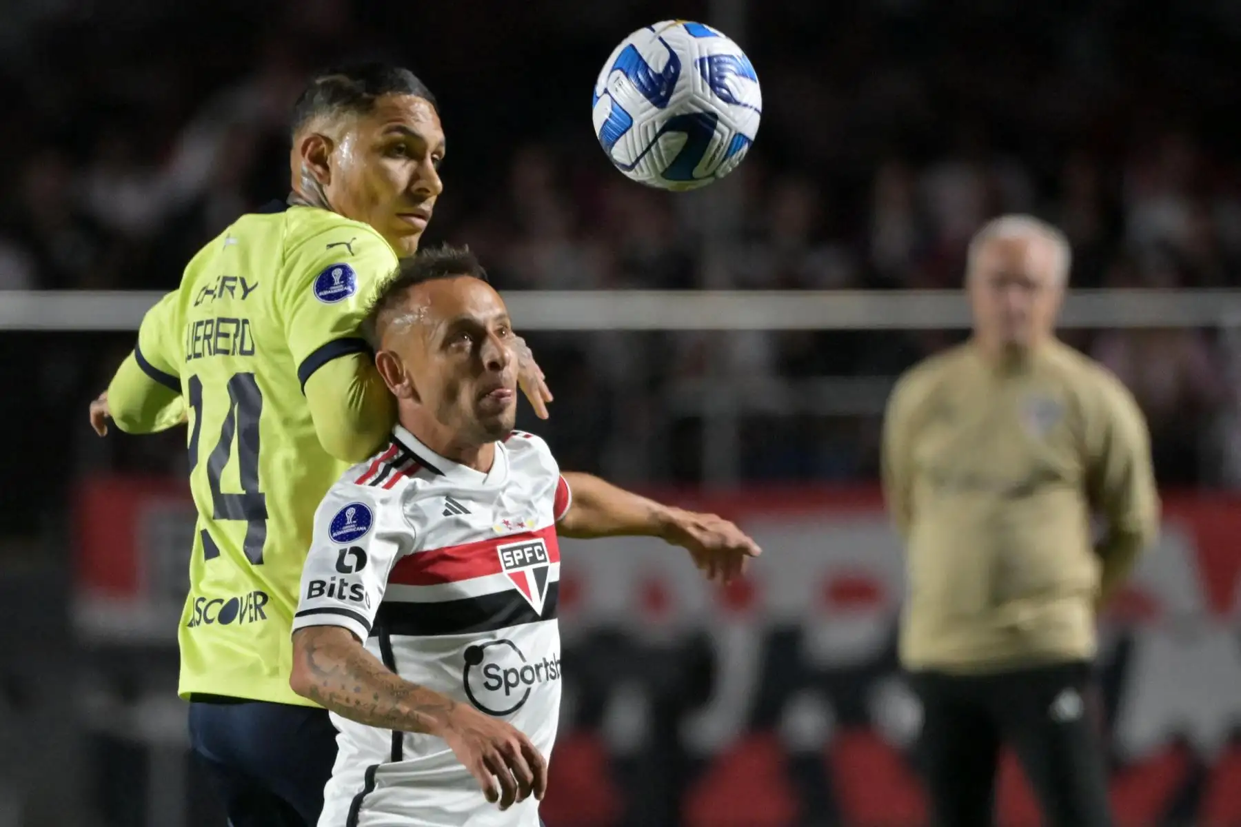El delantero peruano de la Liga de Quito, Paolo Guerrero (i), y el defensor del Sao Paulo, Rafinha, compiten por el balón durante el partido de vuelta de los cuartos de final de la Copa Sudamericana entre el Sao Paulo de Brasil y la Liga de Quito de Ecuador en el estadio Morumbi, en Sao Paulo, Brasil, en agosto. 31, 2023.
Foto: AFP