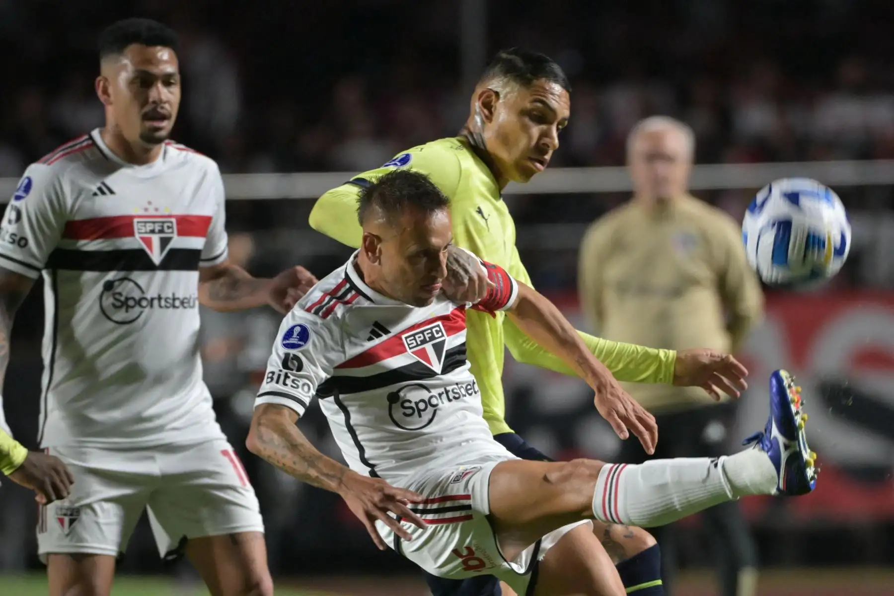 El defensor de Sao Paulo, Rafinha (i), y el delantero peruano de la Liga de Quito, Paolo Guerrero, luchan por el balón durante el partido de vuelta de los cuartos de final de la Copa Sudamericana entre el Sao Paulo de Brasil y la Liga de Quito de Ecuador en el estadio Morumbi, en Sao Paulo, Brasil, en agosto. 31, 2023.
Foto: AFP