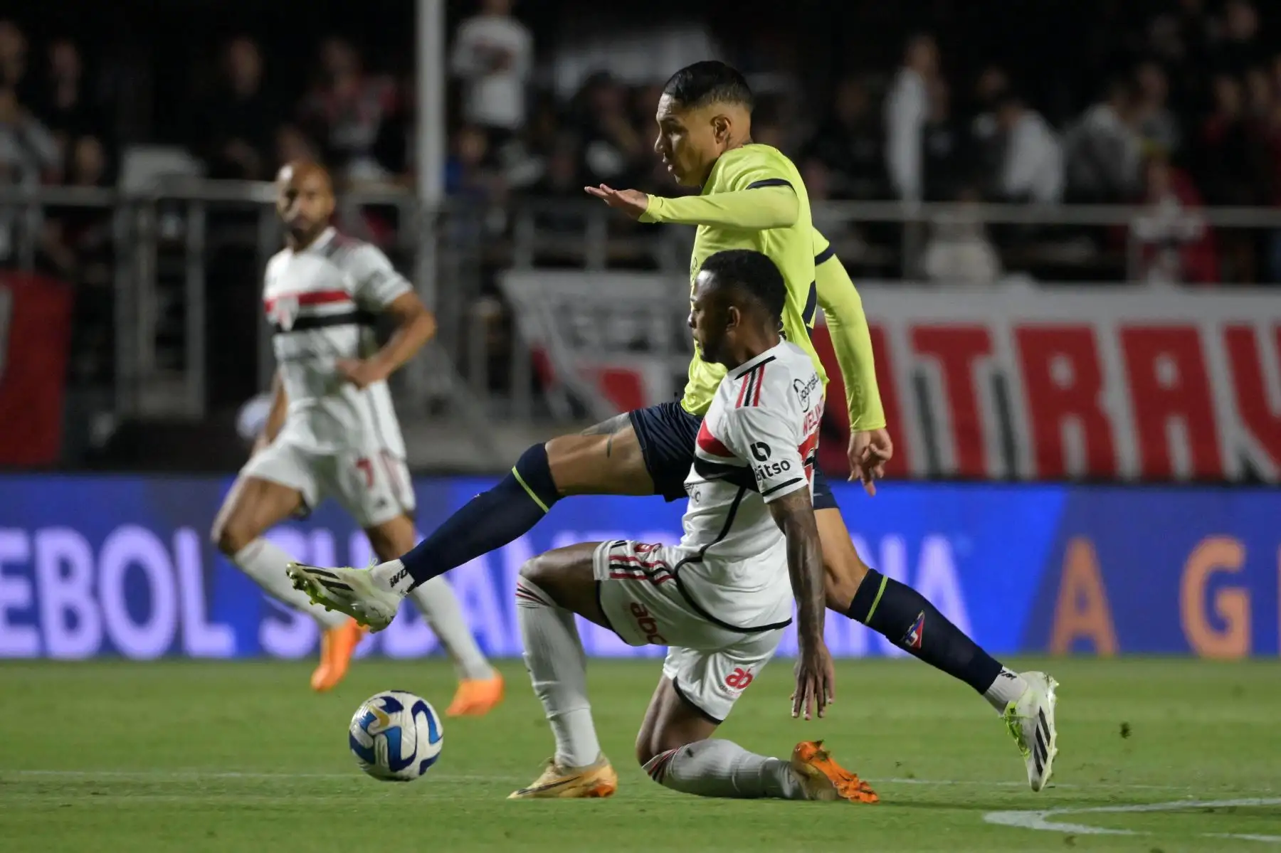 Welington (frente), defensor del Sao Paulo, y Paolo Guerrero, delantero peruano de la Liga de Quito, luchan por el balón durante el partido de vuelta de los cuartos de final de la Copa Sudamericana entre el Sao Paulo de Brasil y la Liga de Quito de Ecuador en el estadio Morumbi, en Sao Paulo, Brasil, en agosto. 31, 2023.
Foto: AFP