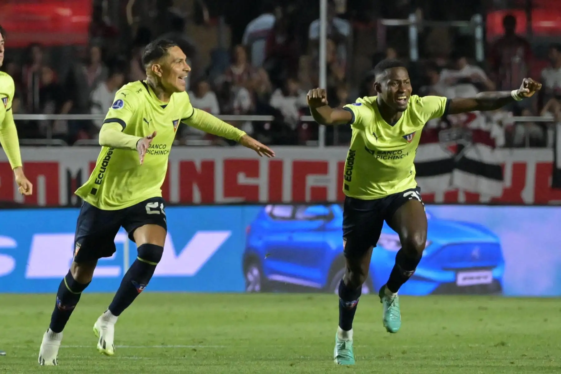 El delantero peruano de Liga de Quito, Paolo Guerrero (i), y el defensor de Liga de Quito, Leonel Quiñonez, celebran tras ganar la tanda de penaltis del partido de vuelta de los cuartos de final de la Copa Sudamericana entre Sao Paulo de Brasil y Liga de Quito de Ecuador en el estadio Morumbi, en Sao. Paulo, Brasil, el 31 de agosto de 2023. 
Foto: AFP