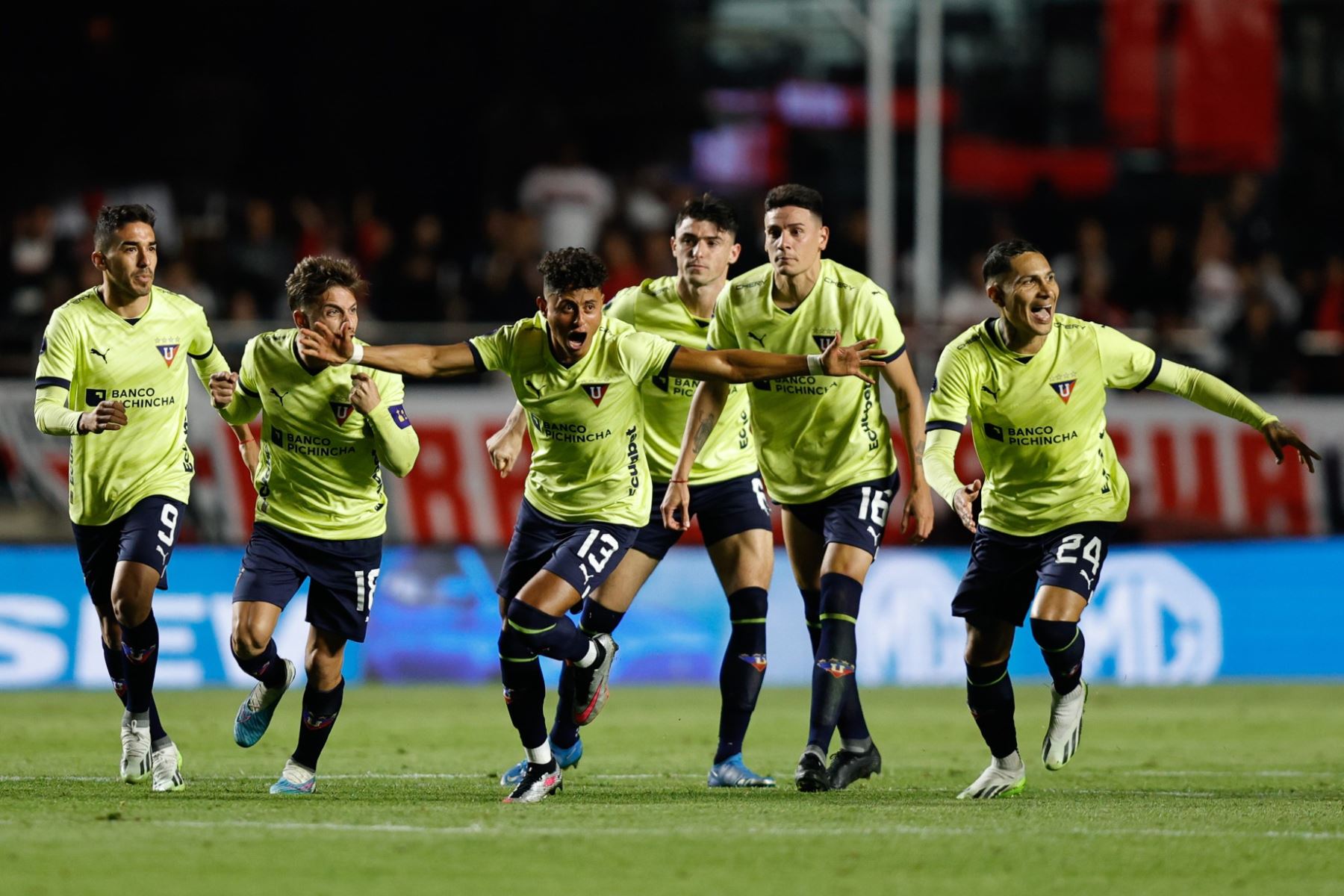 Jugadores de Liga de Quito celebrar la clasificación de su equipo a la semifinal de la Copa Sudamericana tras vencer en los penales a Sao Paulo. Foto: EFE.