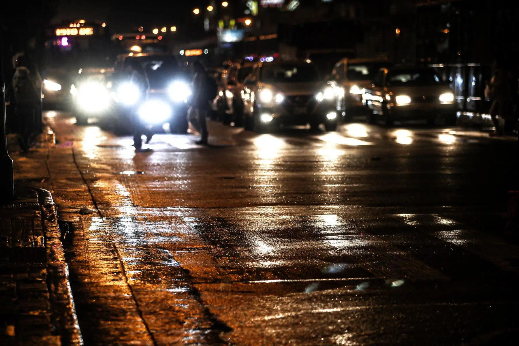 Húmedas quedaron las principales avenidas de la capital luego de la intensa llovizna que sorprendió a limeños durante hora punta en la noche del jueves Foto: ANDINA/Ricardo Cuba