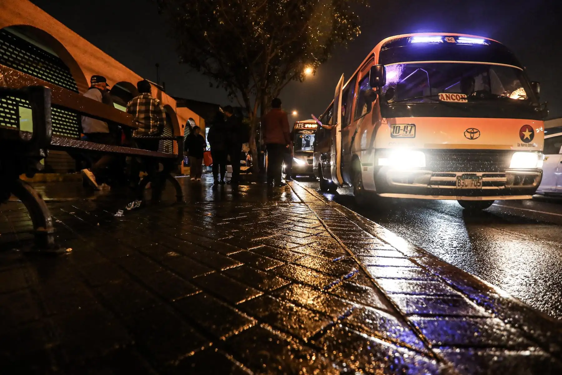 Húmedas quedaron las principales avenidas de la capital luego de la intensa llovizna que sorprendió a limeños durante hora punta en la noche del jueves Foto: ANDINA/Ricardo Cuba
