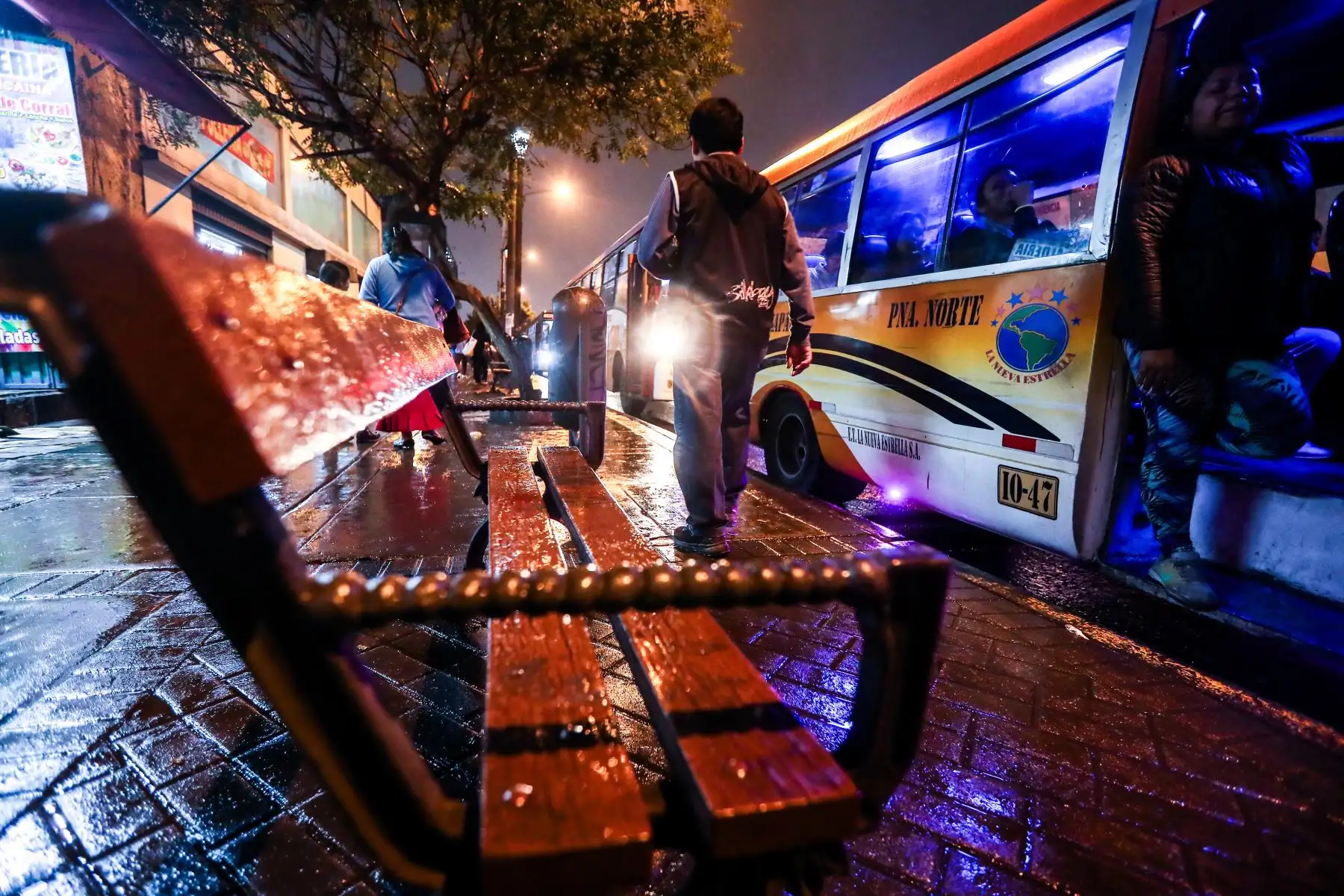 Húmedas quedaron las principales avenidas de la capital luego de la intensa llovizna que sorprendió a limeños durante hora punta en la noche del jueves Foto: ANDINA/Ricardo Cuba