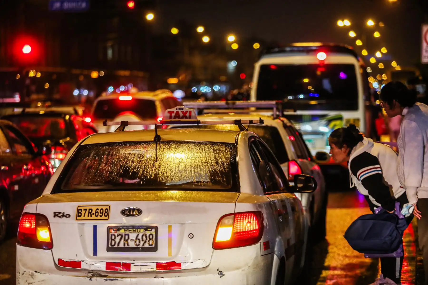 Húmedas quedaron las principales avenidas de la capital luego de la intensa llovizna que sorprendió a limeños durante hora punta en la noche del jueves Foto: ANDINA/Ricardo Cuba