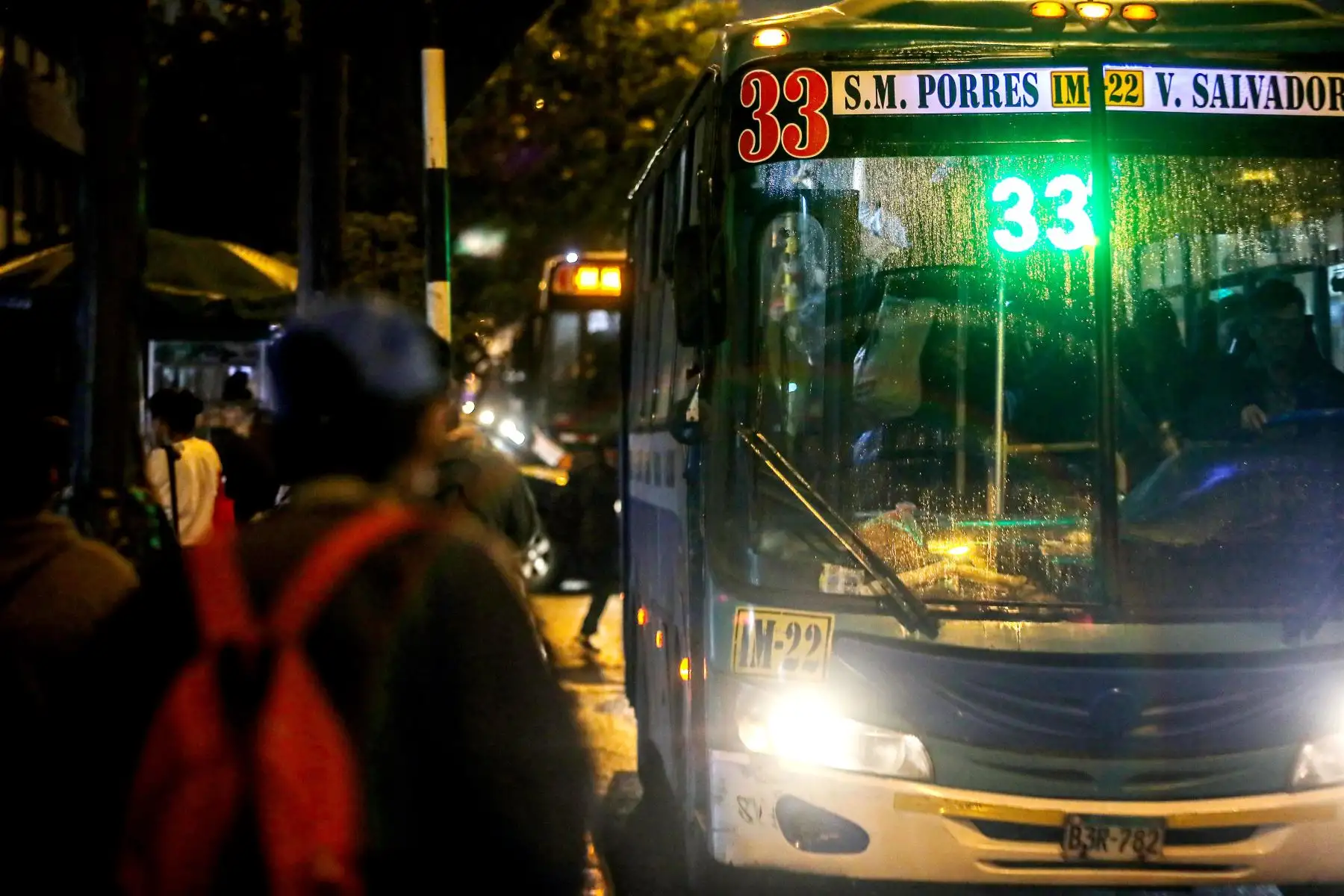 Húmedas quedaron las principales avenidas de la capital luego de la intensa llovizna que sorprendió a limeños durante hora punta en la noche del jueves Foto: ANDINA/Ricardo Cuba
