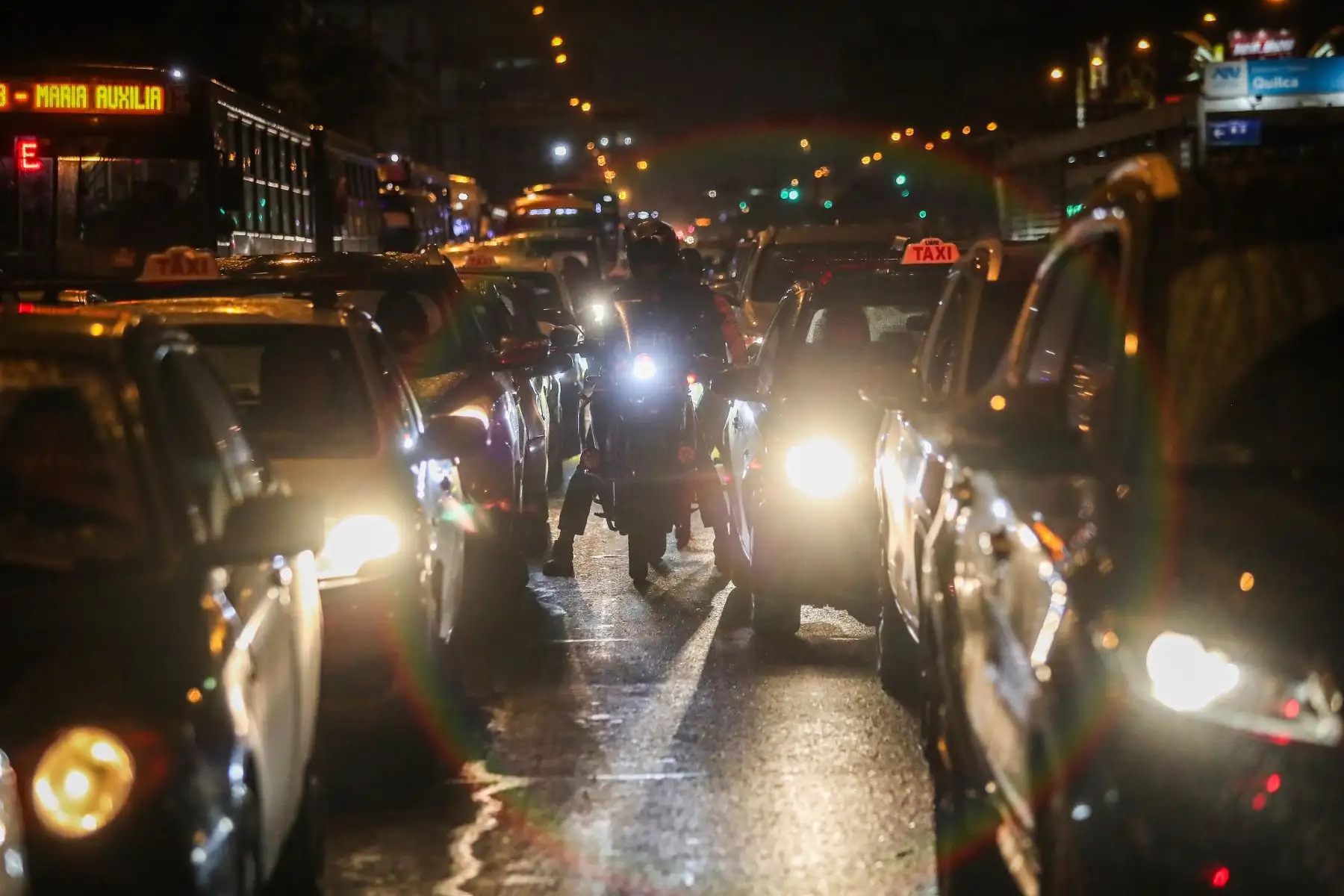 Húmedas quedaron las principales avenidas de la capital luego de la intensa llovizna que sorprendió a limeños durante hora punta en la noche del jueves Foto: ANDINA/Ricardo Cuba