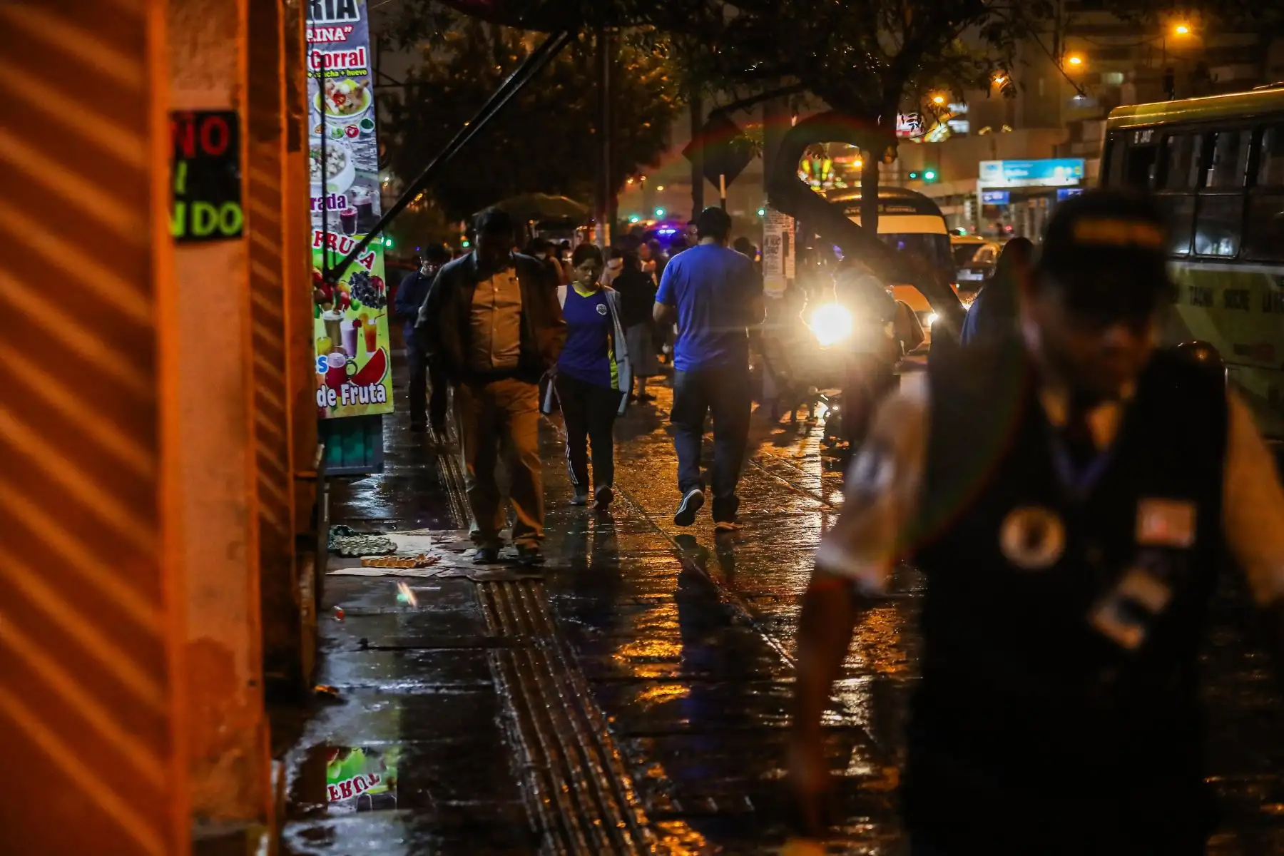 Húmedas quedaron las principales avenidas de la capital luego de la intensa llovizna que sorprendió a limeños durante hora punta en la noche del jueves Foto: ANDINA/Ricardo Cuba