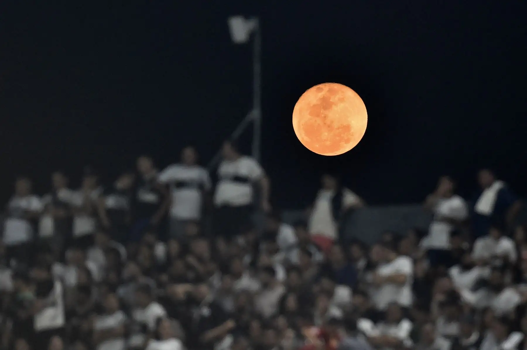 La "Superluna Azul", la segunda luna llena de un mes calendario, se eleva detrás del estadio antes del inicio del partido de vuelta de los cuartos de final de la Copa Libertadores entre el Olimpia de Paraguay y el Fluminense de Brasil en el estadio Defensores del Chaco en Asunción, el 31 de agosto. 2023.
Foto: AFP