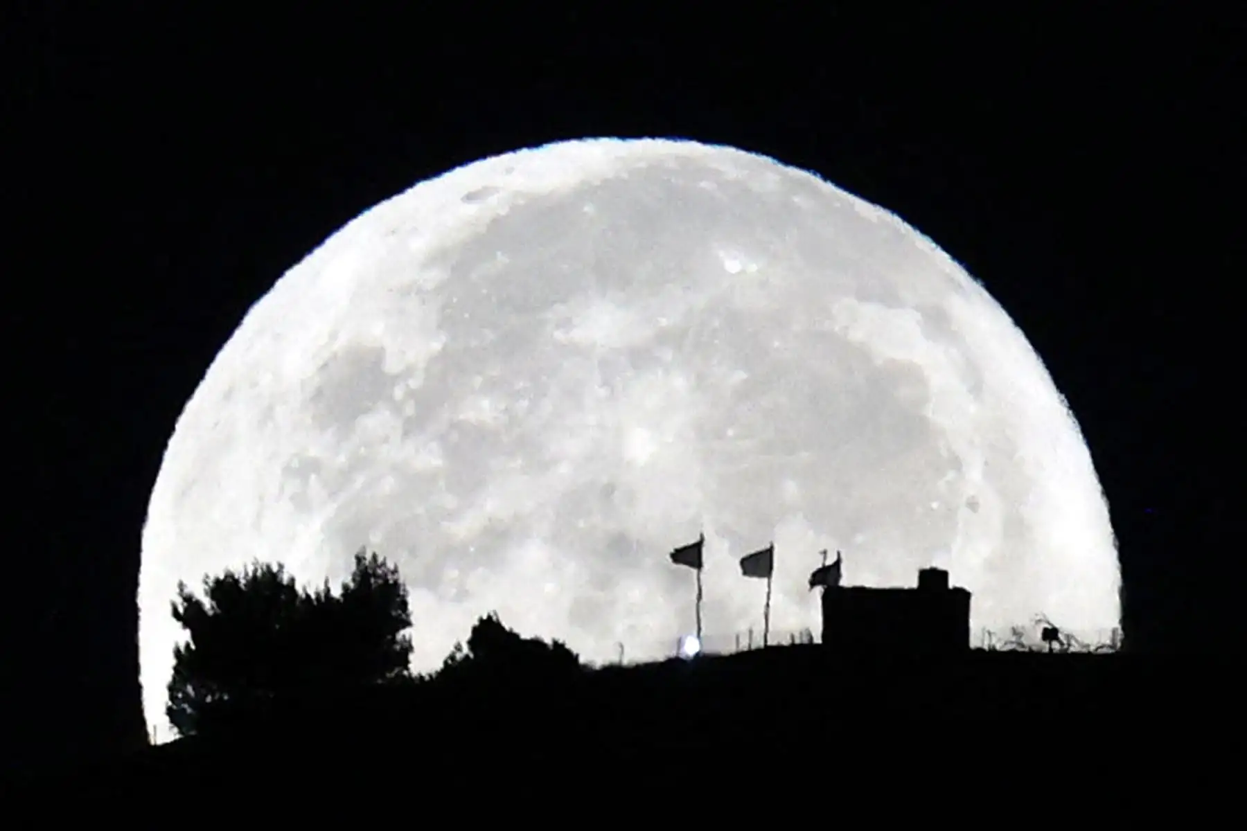 La súper luna azul aparece fotografiada sobre Nablus, Palestina el 31 de agosto de 2023.
Foto: AFP