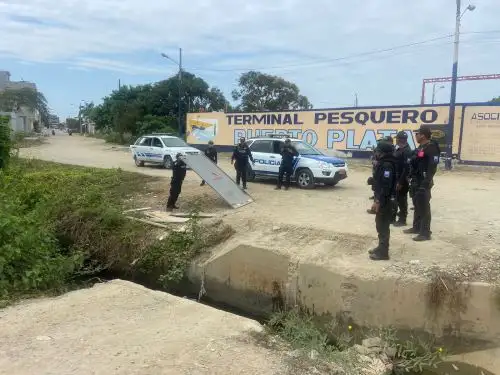 Agentes de la Policía Nacional en Tumbes destruyeron los puentes clandestinos que permitían el ingreso de migrantes ilegales al Perú. Foto: Milagros Rodríguez