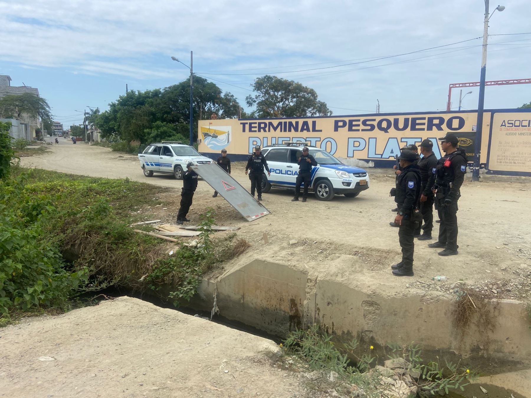 Agentes de la Policía Nacional en Tumbes destruyeron los puentes clandestinos que permitían el ingreso de migrantes ilegales al Perú. Foto: Milagros Rodríguez