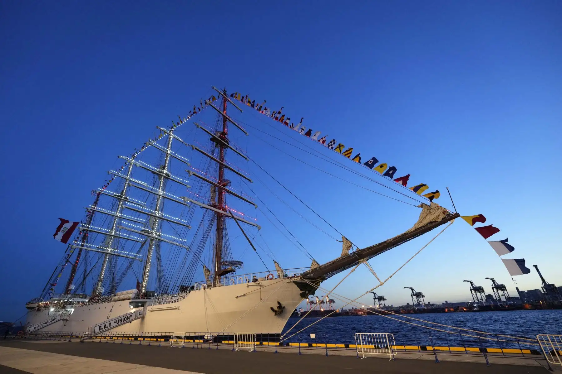 El buque escuela de la Armada de Perú ëBAP Unioní atraca en la Terminal Internacional de Cruceros de Tokio 

Foto:AFP