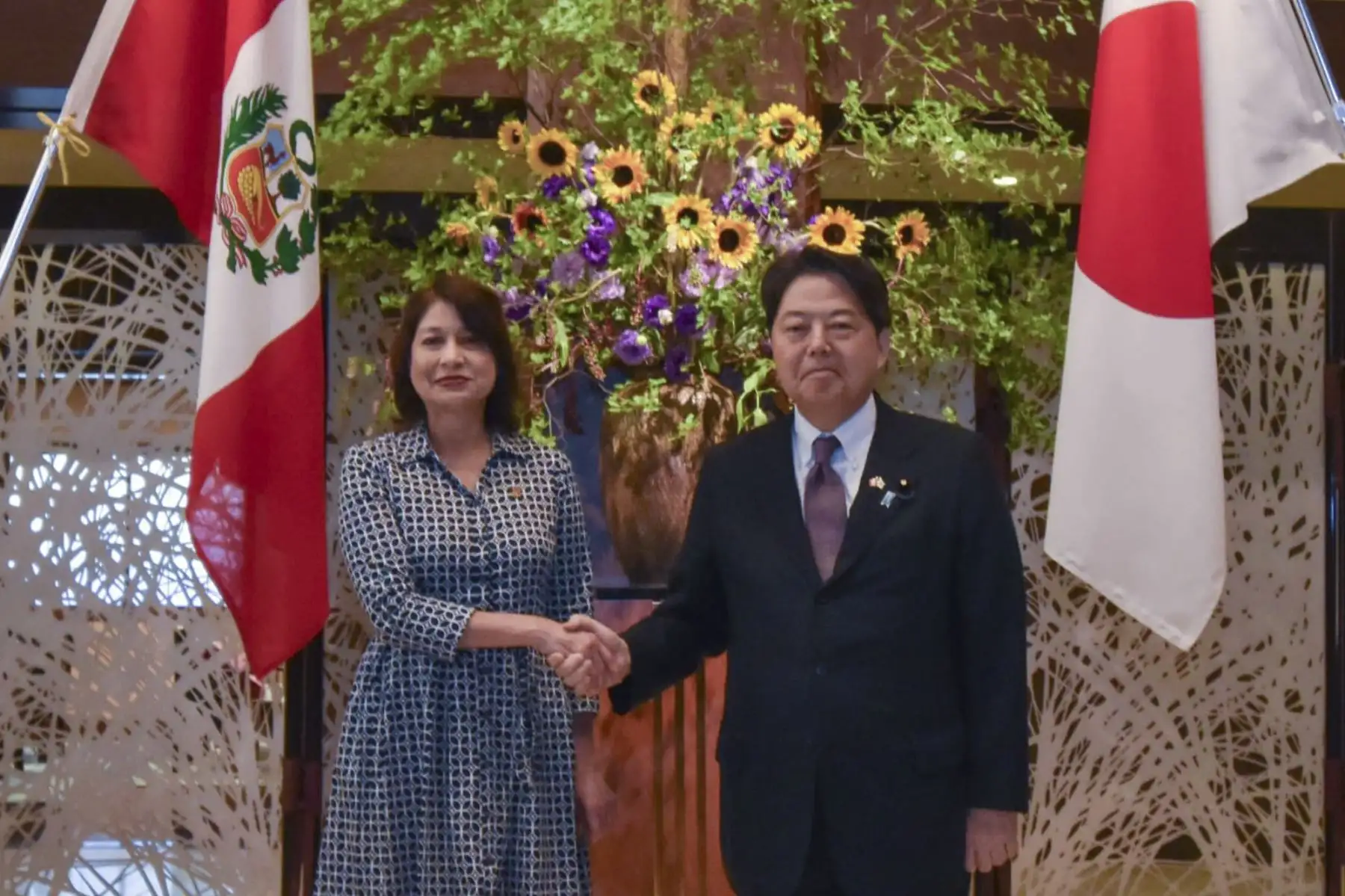 Canciller Ana Cecilia Gervasi recibió al Ministro de Asuntos Exteriores del Japón, Yoshimasa Hayashi, a quien le dio la bienvenida al B.A.P. Unión y con quien realizó un recorrido por el buque.

Foto: ANDINA/Cancillería