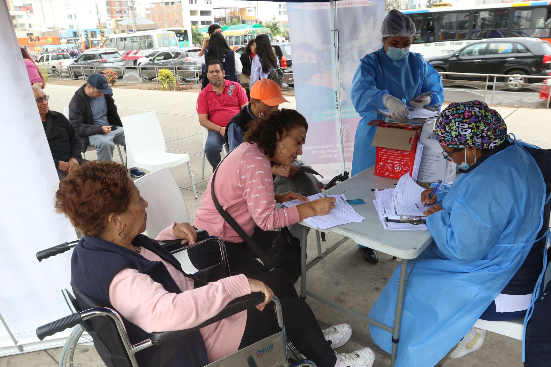 Confirmación de los dos primeros casos de la variante EG.5 hace que las personas acudan a los vacunatorios para reforzar su inmunización contra el virus. Foto: ANDINA/Héctor Vinces