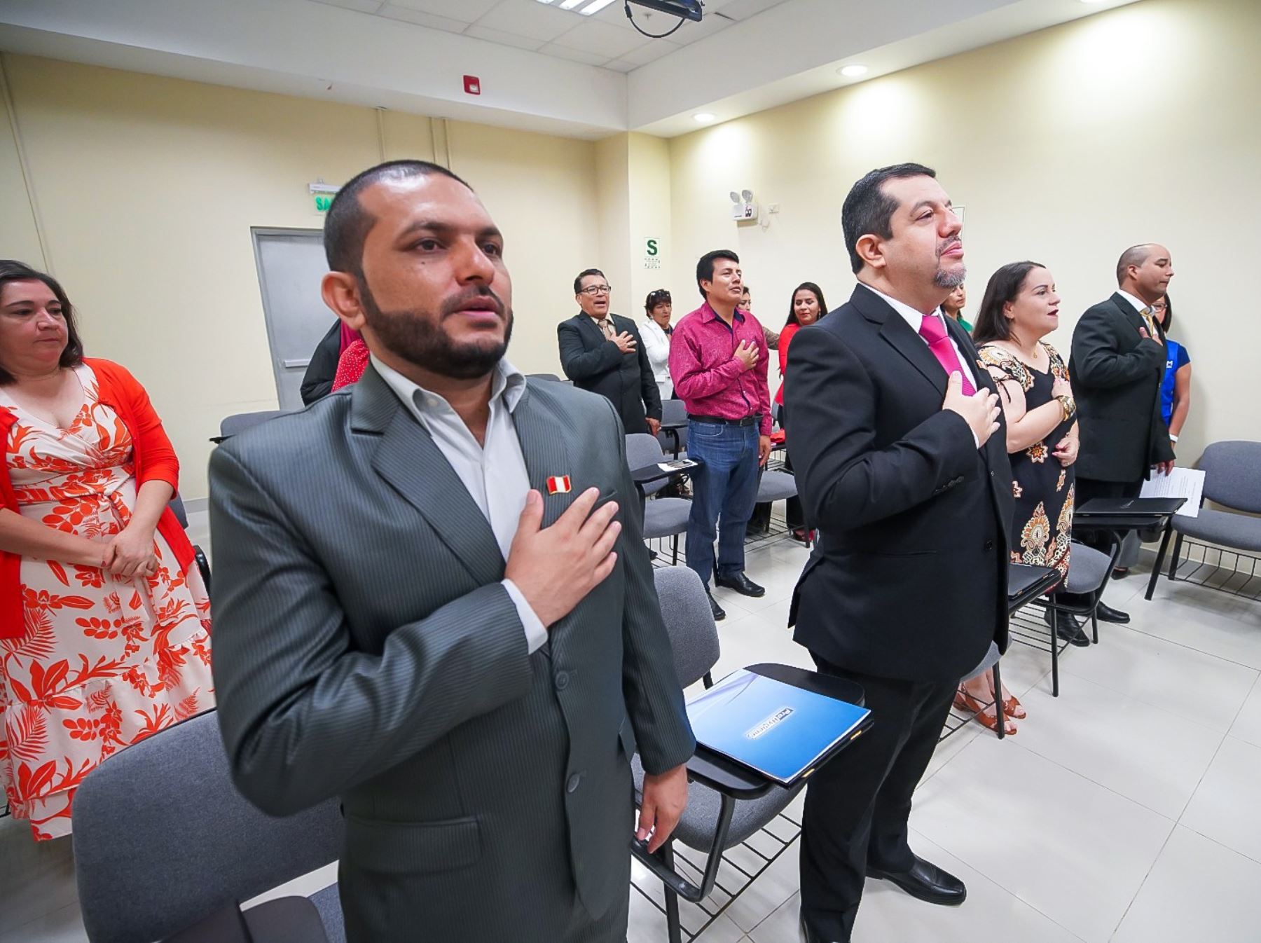 Cinco ciudadanos extranjeros se convirtieron en peruanos tras recibir el título que los reconoce como tal por la Superintendencia de Migraciones. La ceremonia se celebró en Piura. ANDINA/Difusión